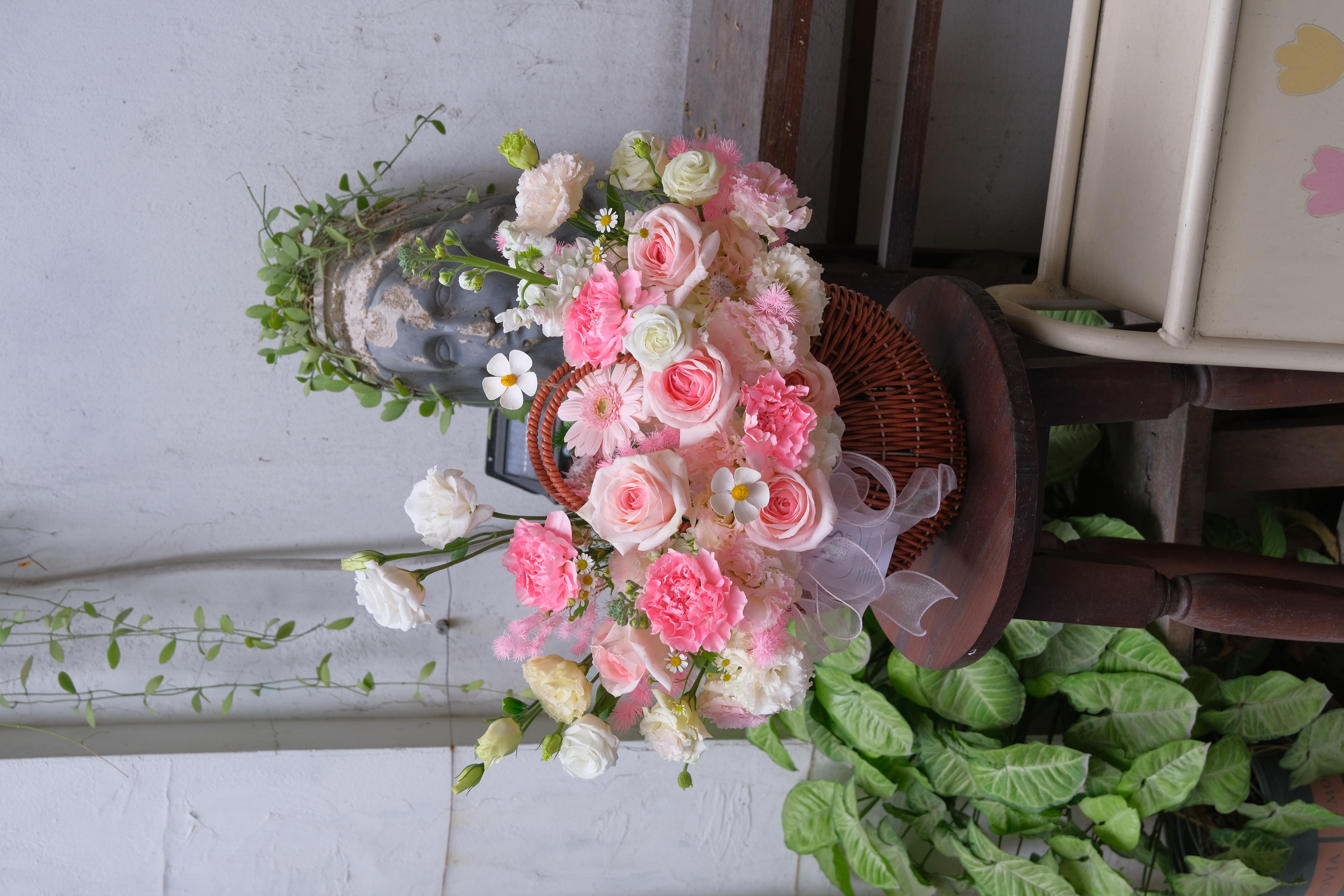 Giỏ hoa tone hồng trắng mix cúc gỗ (Giỏ oval - size M)