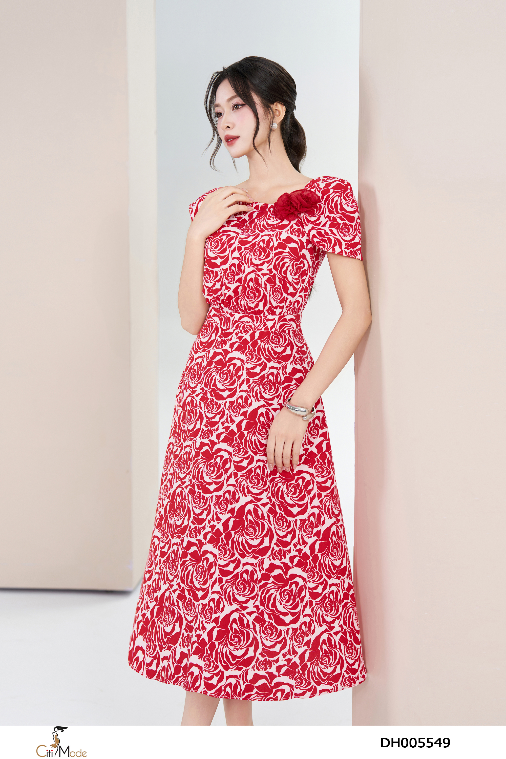 Đầm xòe hoa đỏ cổ cách điệu đính hoa tay chờm_thumbnail_3