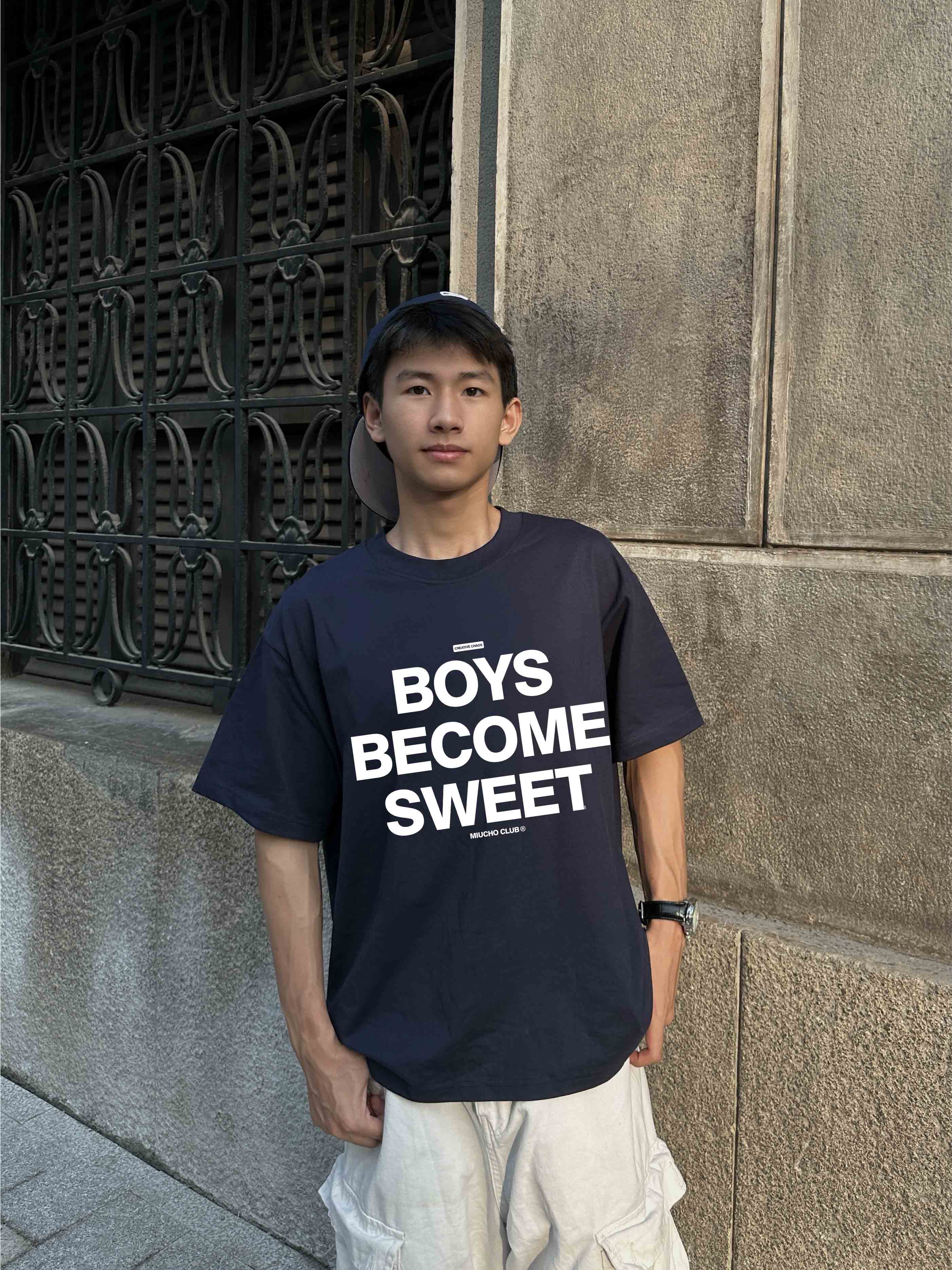 Áo phông boxy Boys Become Sweet 2339 Miucho Club chất vải cotton 2 chiều cao cấp in basic_thumbnail_2