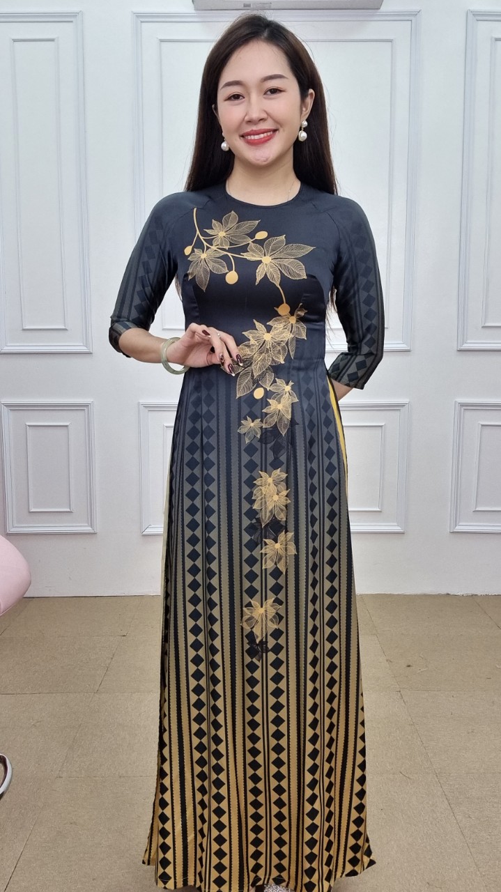 A2042 áo dài lụa pháp tròn lỡ nền đen cành lá vàng sọc thổ cẩm_thumbnail_2