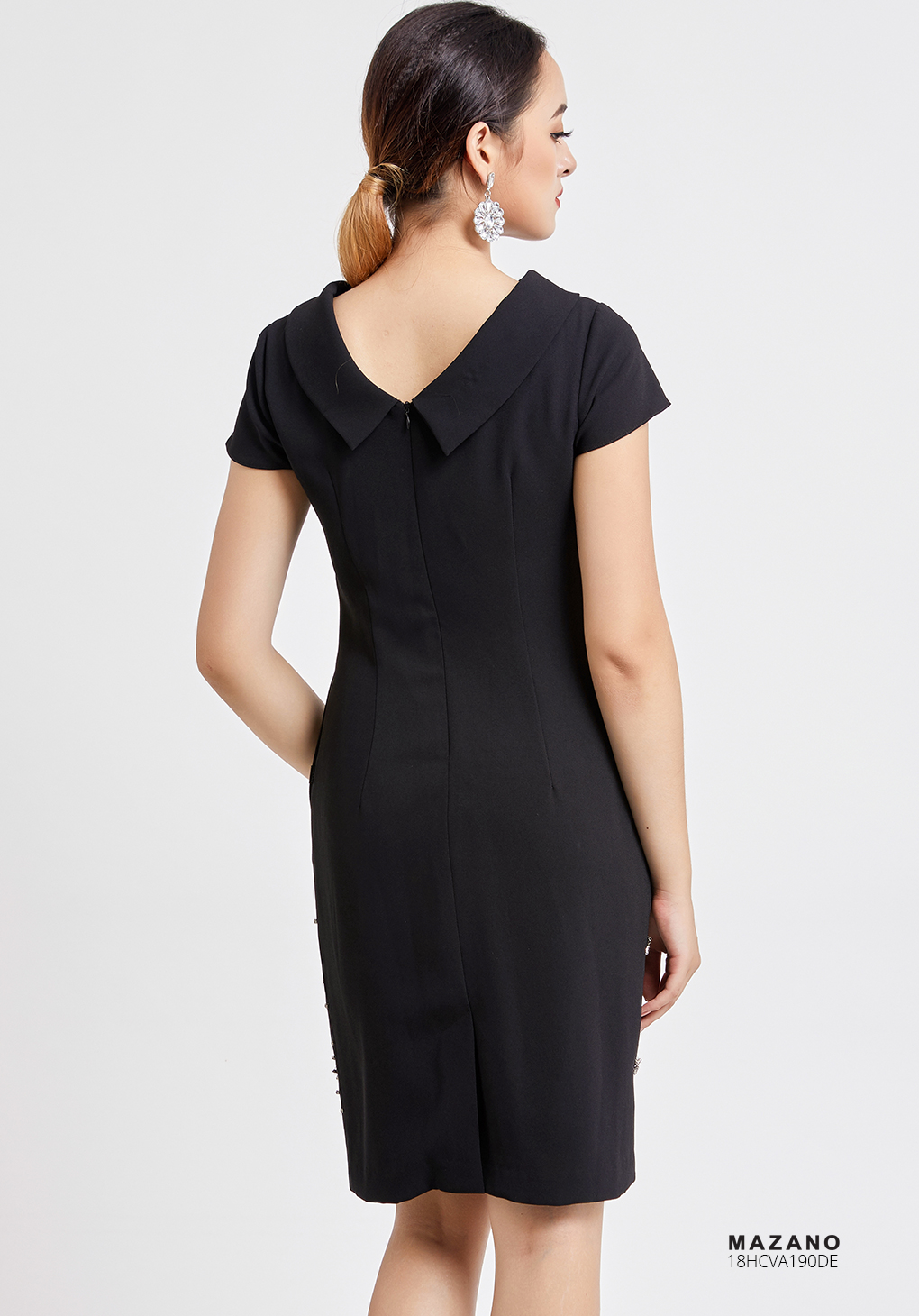 Váy đen cổ nữ hoàng đính đá_thumbnail_1