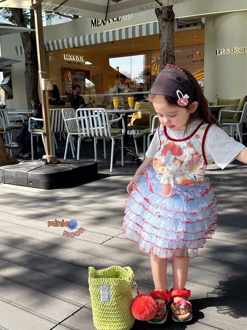 C173 - Chân váy lưới xanh baby nhiều tầng viền đỏ hãng Minie Moon (Sz90-130)