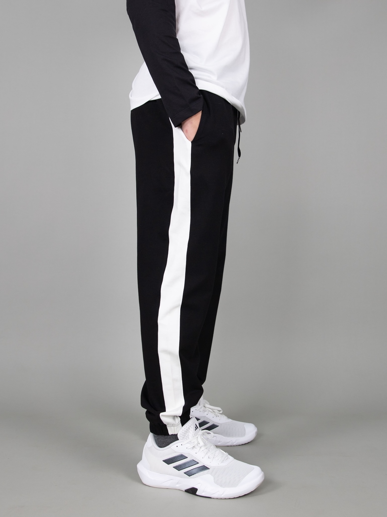 Quần nỉ bé trai màu đen phối dọc trắng