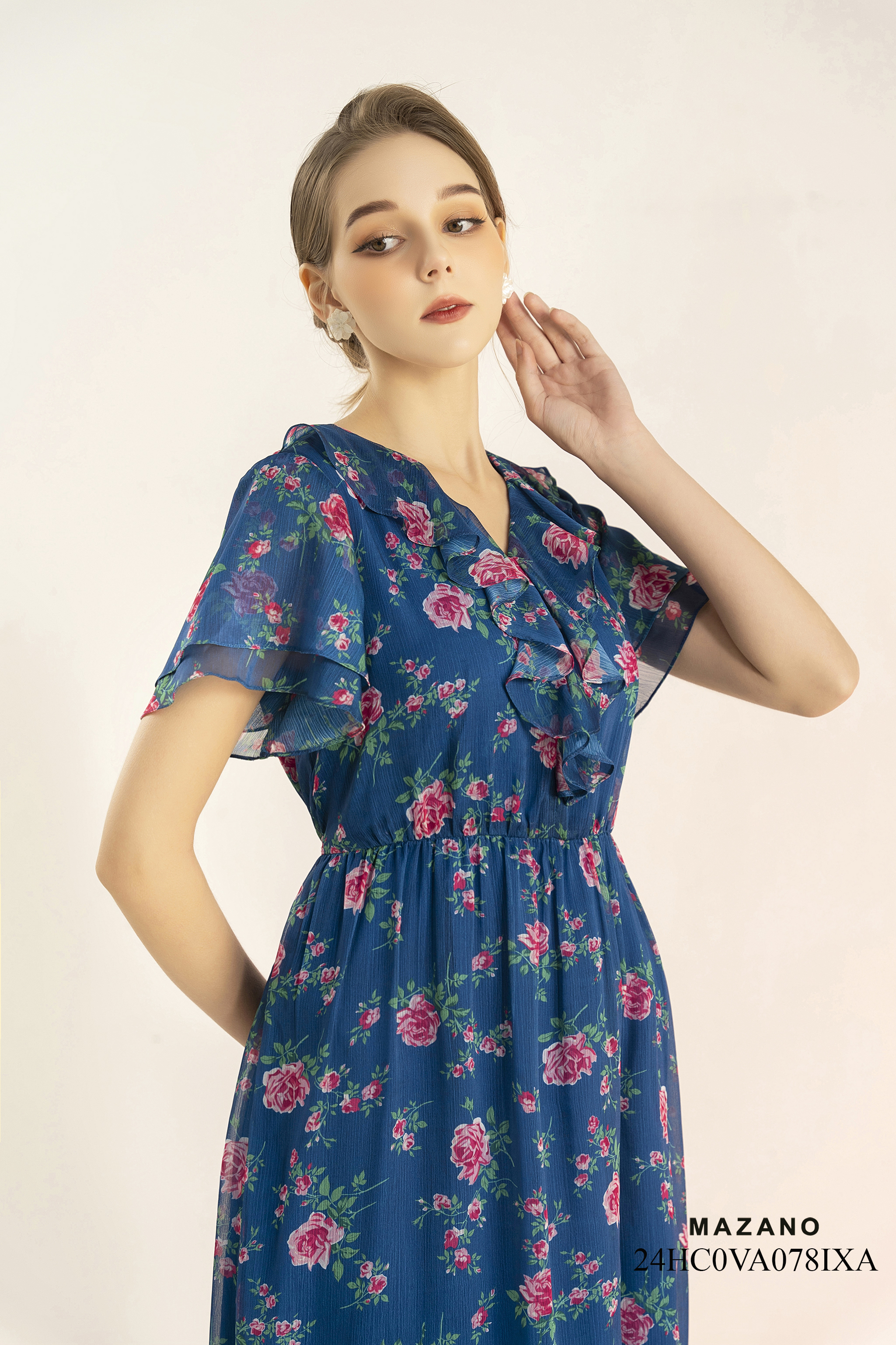 Đầm trang trí bèo hoa hồng nền xanh_thumbnail_3