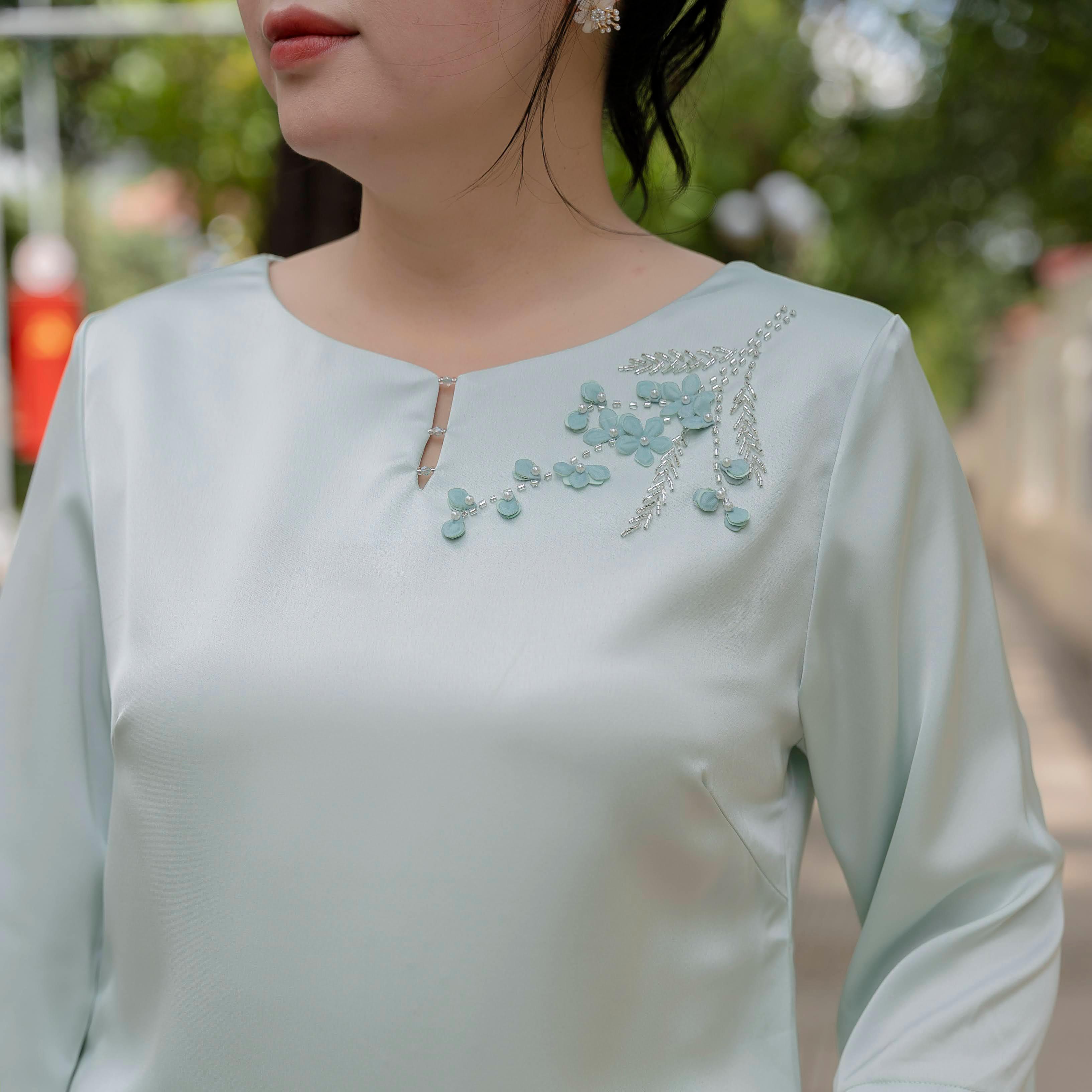 GUMOM - Áo Kiểu Trung Niên U50 U60 Cao Cấp Cổ Tròn Tay Lỡ Thêu Hoa Đính kết hoa và pha lê thủ công Sang Trọng Cho Nữ - Women Nhung Kem Xanh Nho Tua Rua Top Voi_thumbnail_1