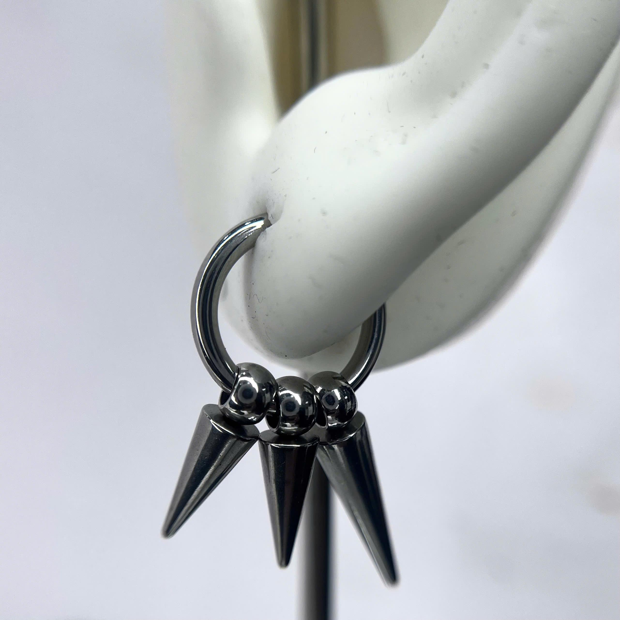 Khuyên vòng kiểu ba đinh nhọn to bự rơi