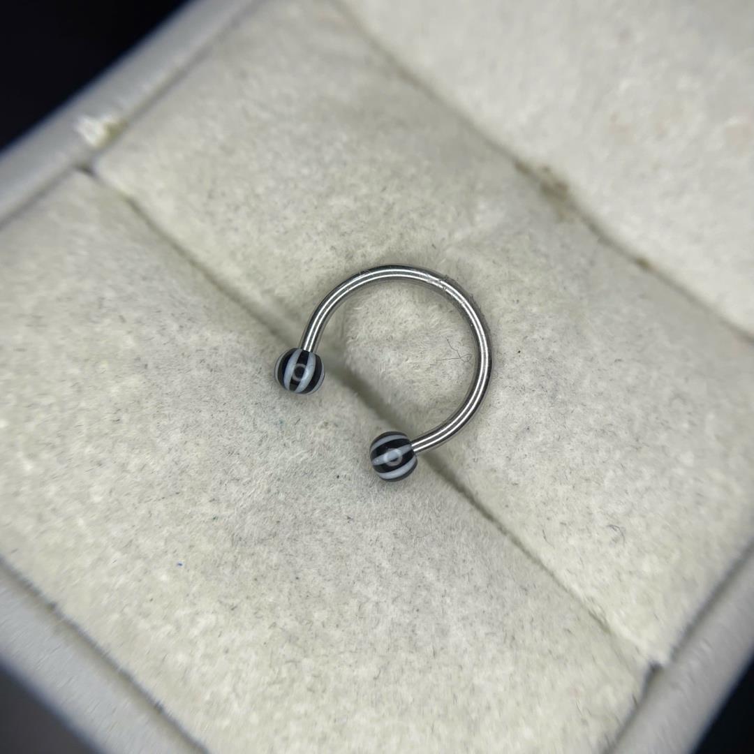 Septum bi đen sọc trắng._thumbnail_1