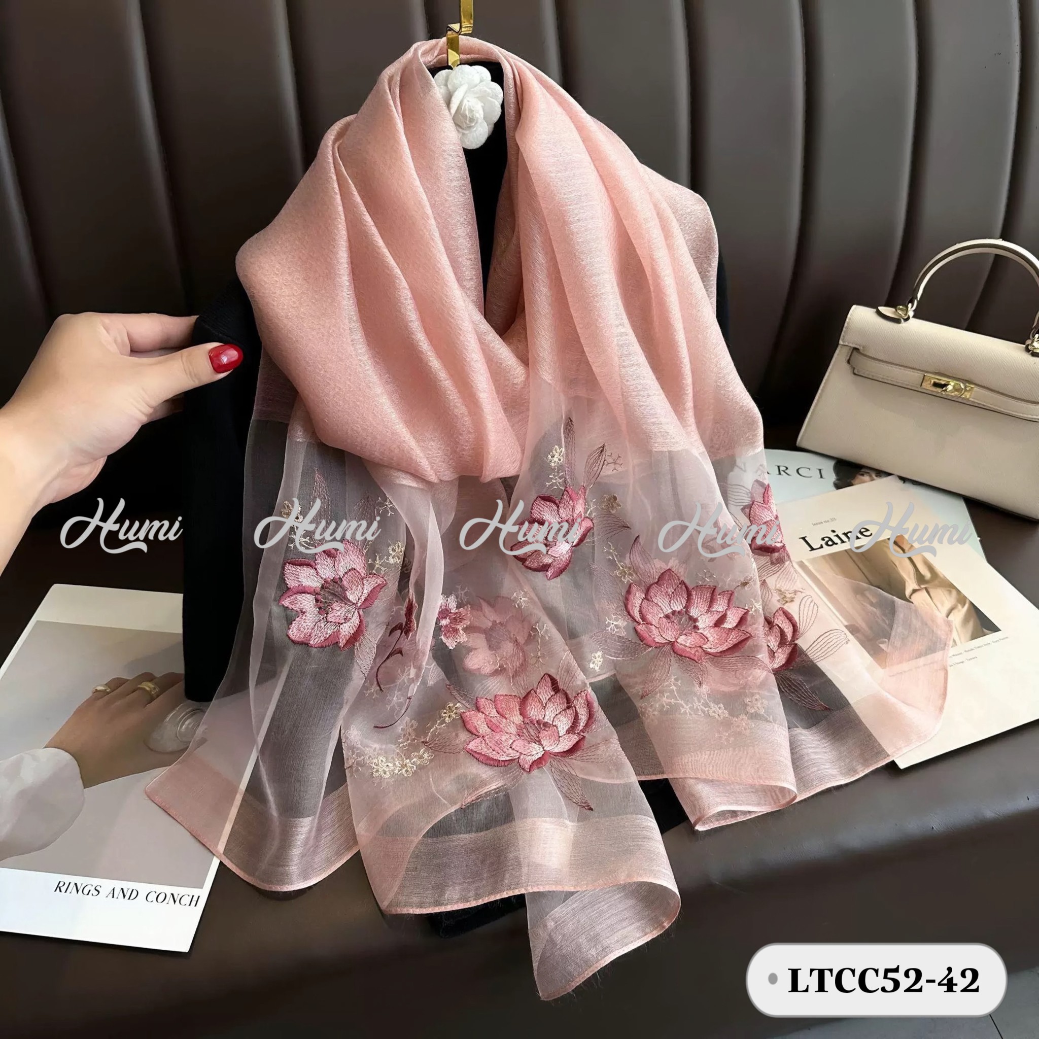 KHĂN TƠ THÊU HOA SEN (LTCC52-42 Hồng)