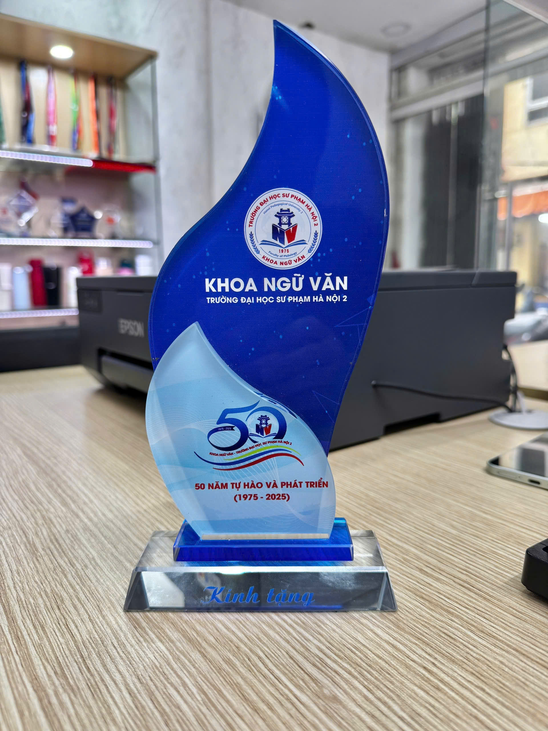 Cúp vinh danh uốn cong 2 lớp_thumbnail_0