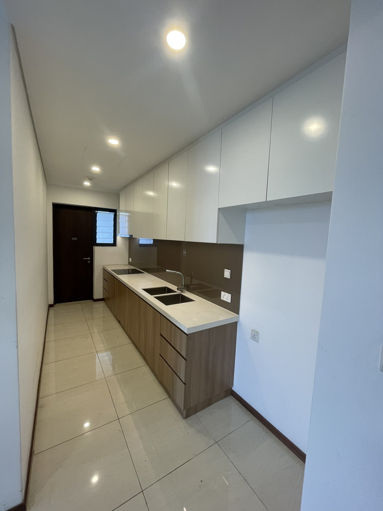 Cho thuê căn hộ 3 phòng ngủ, view sông trực diện, hướng mát cả ngày