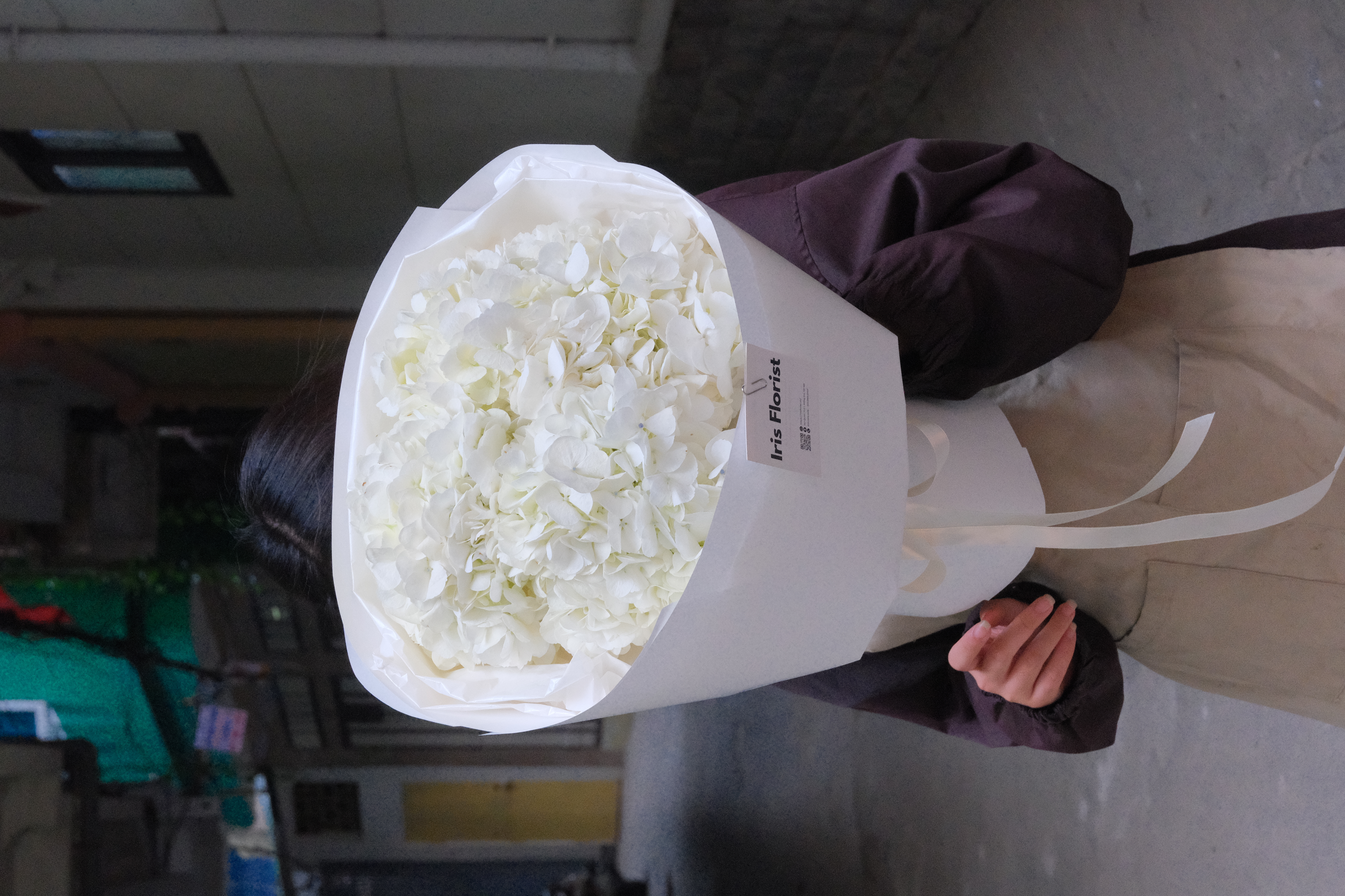 Bó hoa Tú cầu trắng dáng tròn