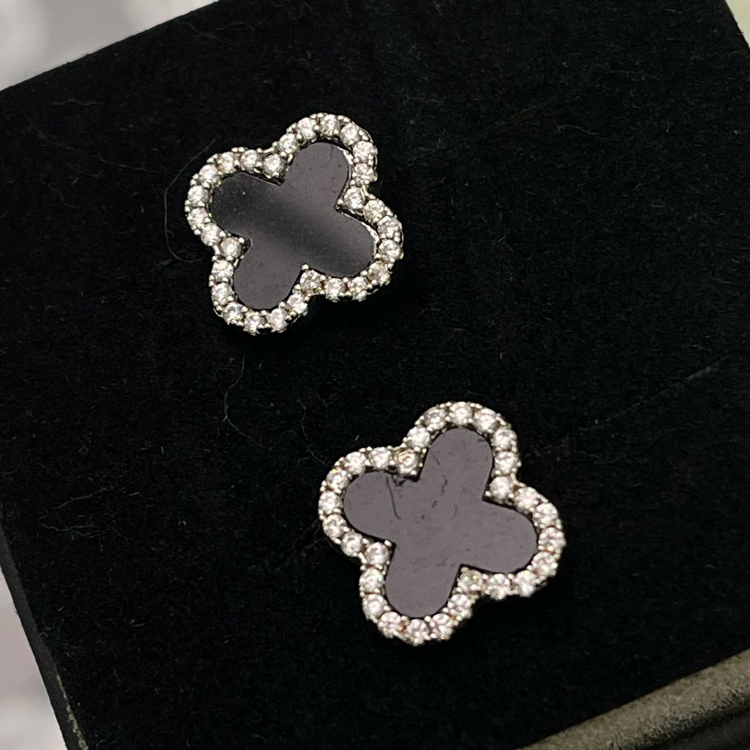 khuyên kiểu cặp cỏ bốn lá đen viền kim cương trắng titan._thumbnail_1