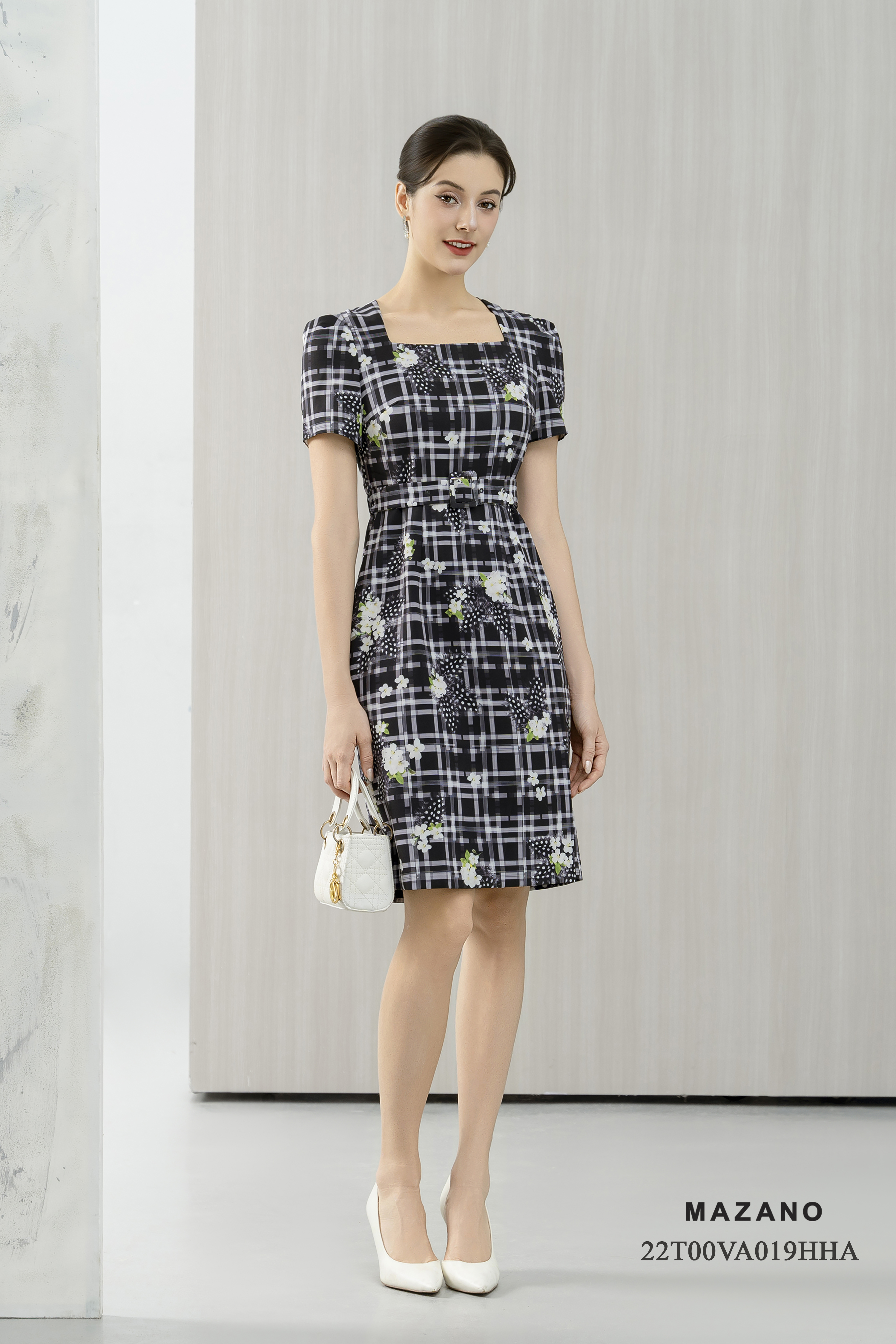 Đầm ôm đen kẻ ô vuông hoa trắng