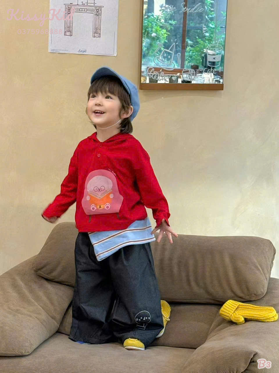 (B3) Áo thun đỏ in hoạ tiết ở lưng bé trai