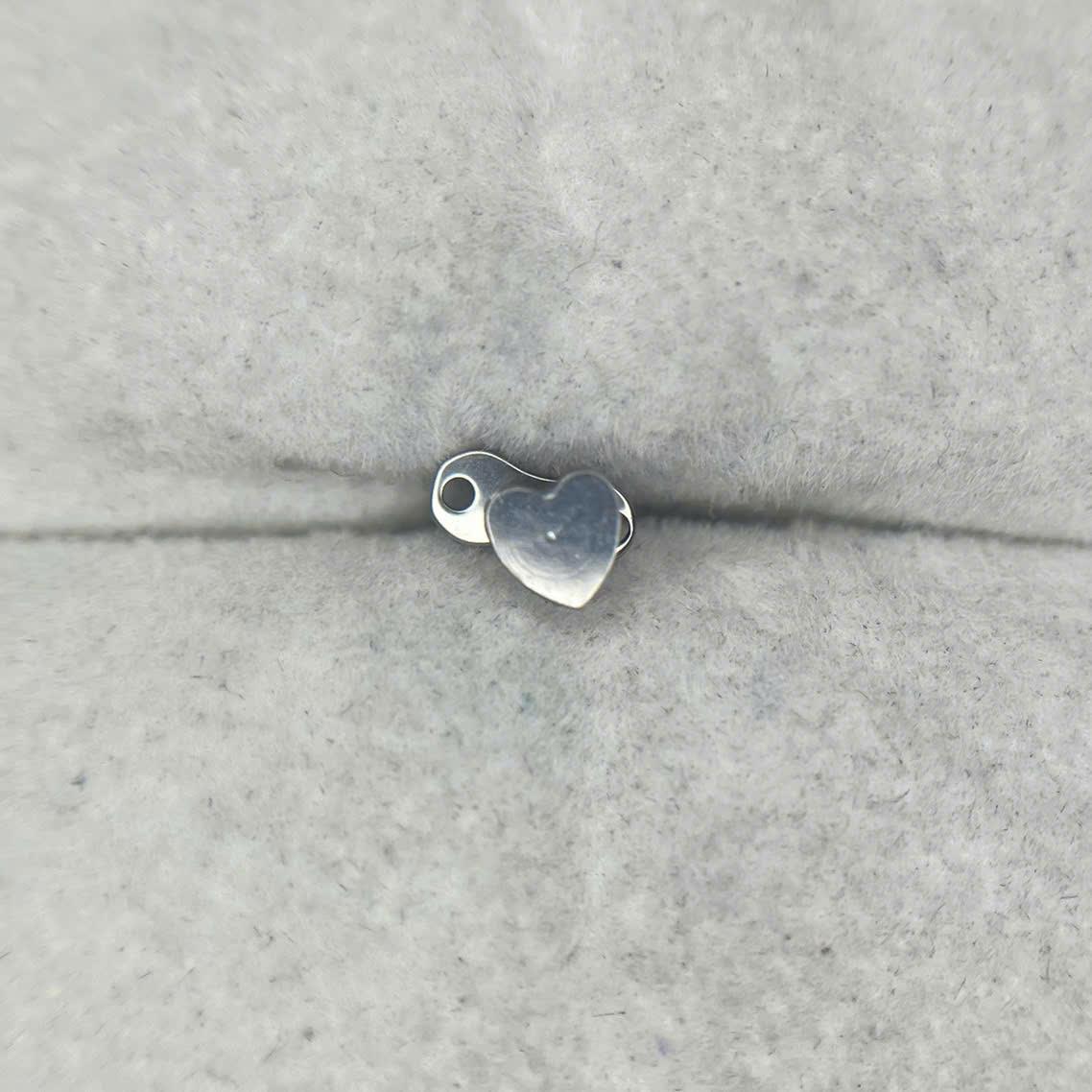 Khuyên cấy titan hình trái tim.