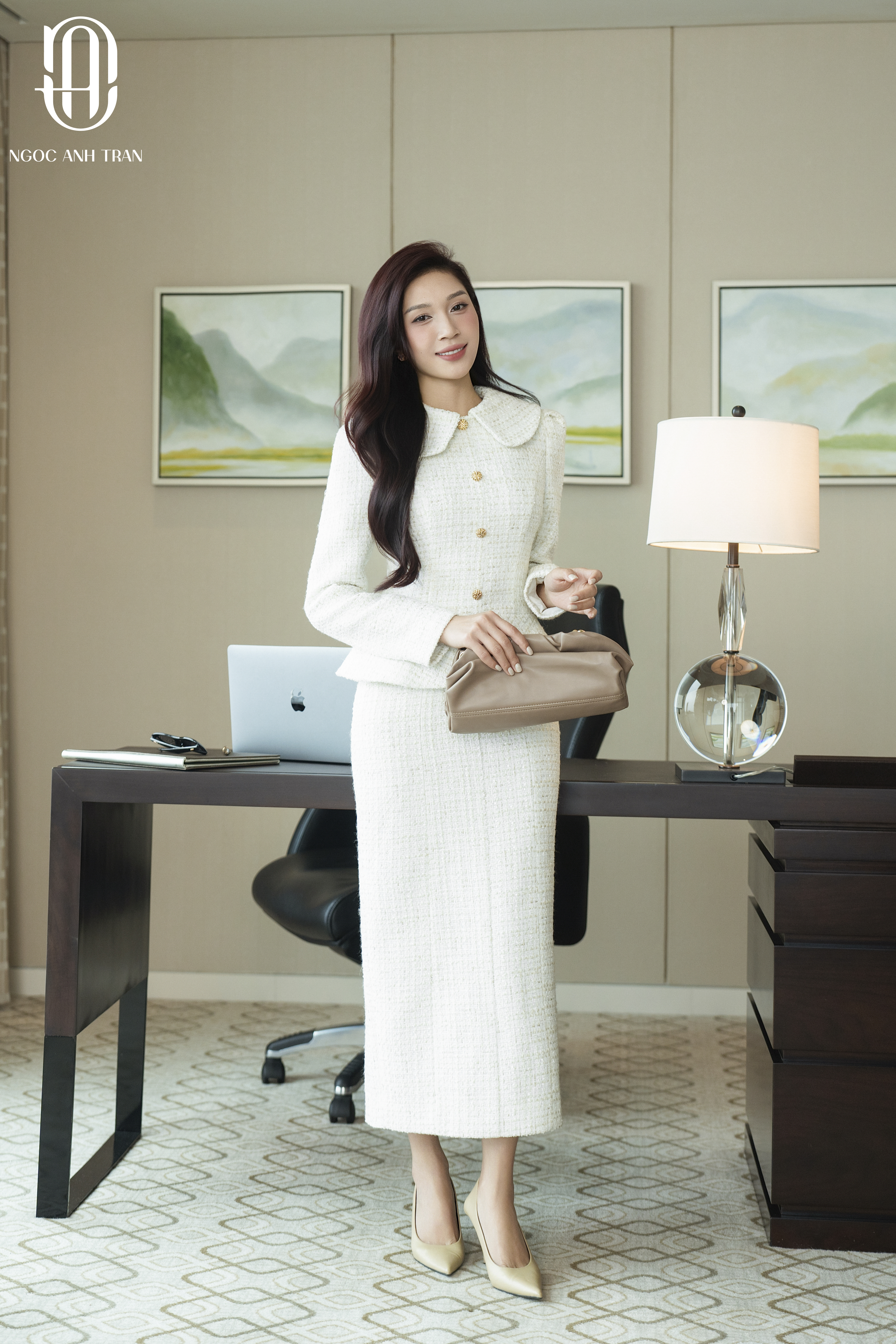 D162 - Váy dạ trắng dài tay cổ sen