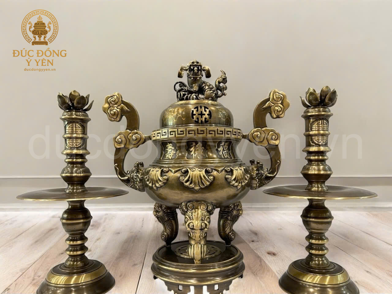 Bộ đồ thờ tam sự đúc đồng vàng thau hoa văn chạm sòi màu gải cổ 