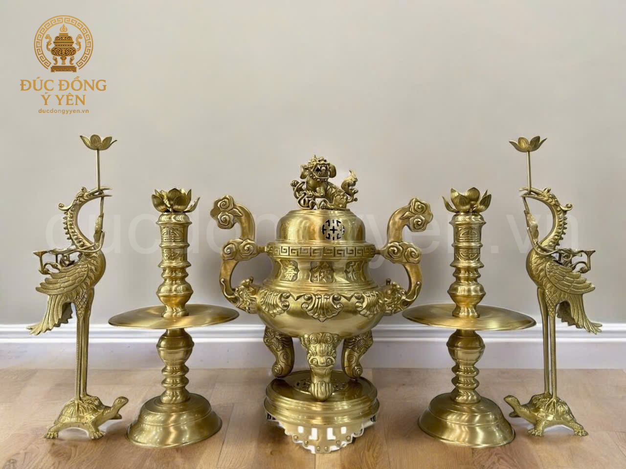 Bộ đỉnh thờ ngũ sự hoa văn sòi đúc đồng vàng thau