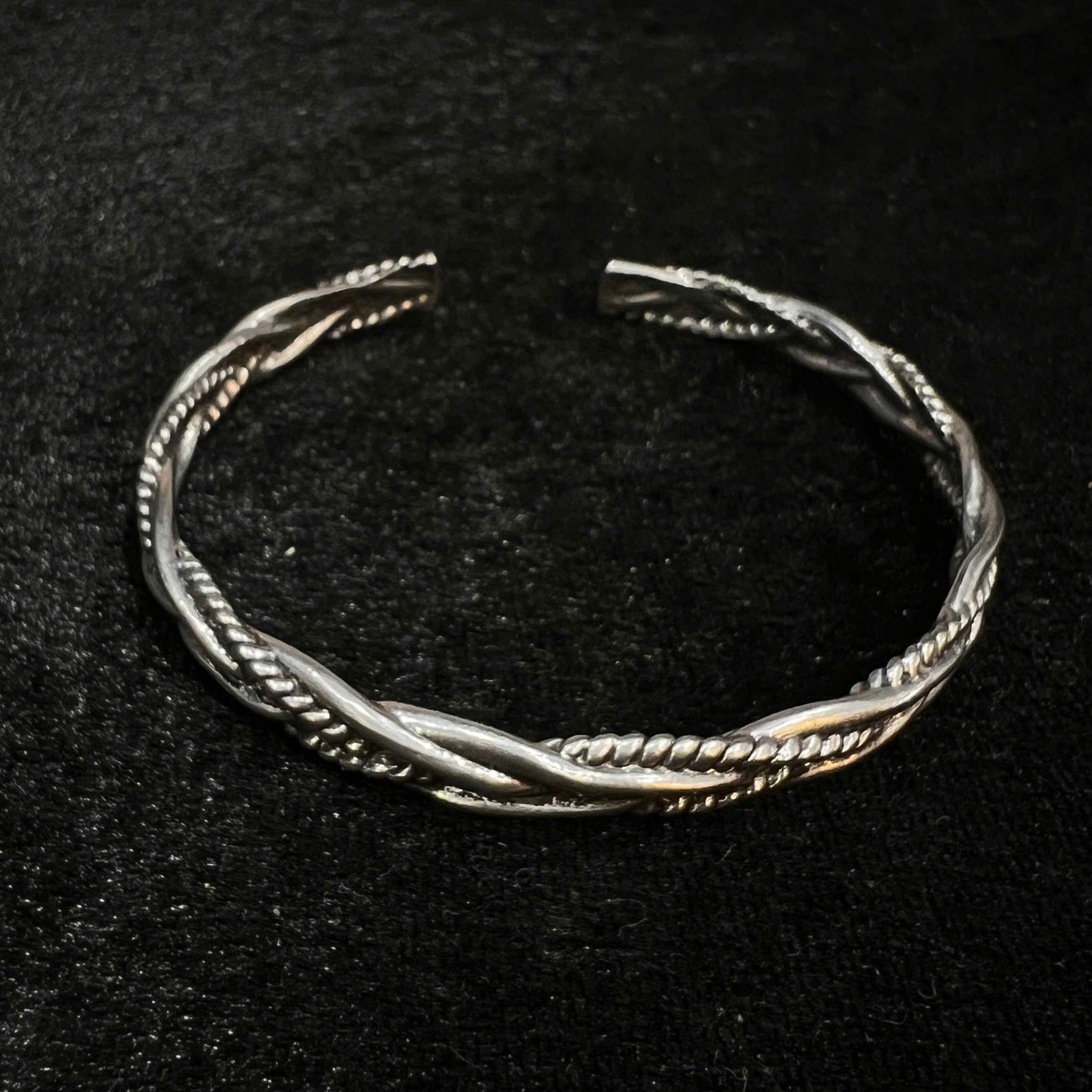 Vòng tay cuff khắc dây thừng.