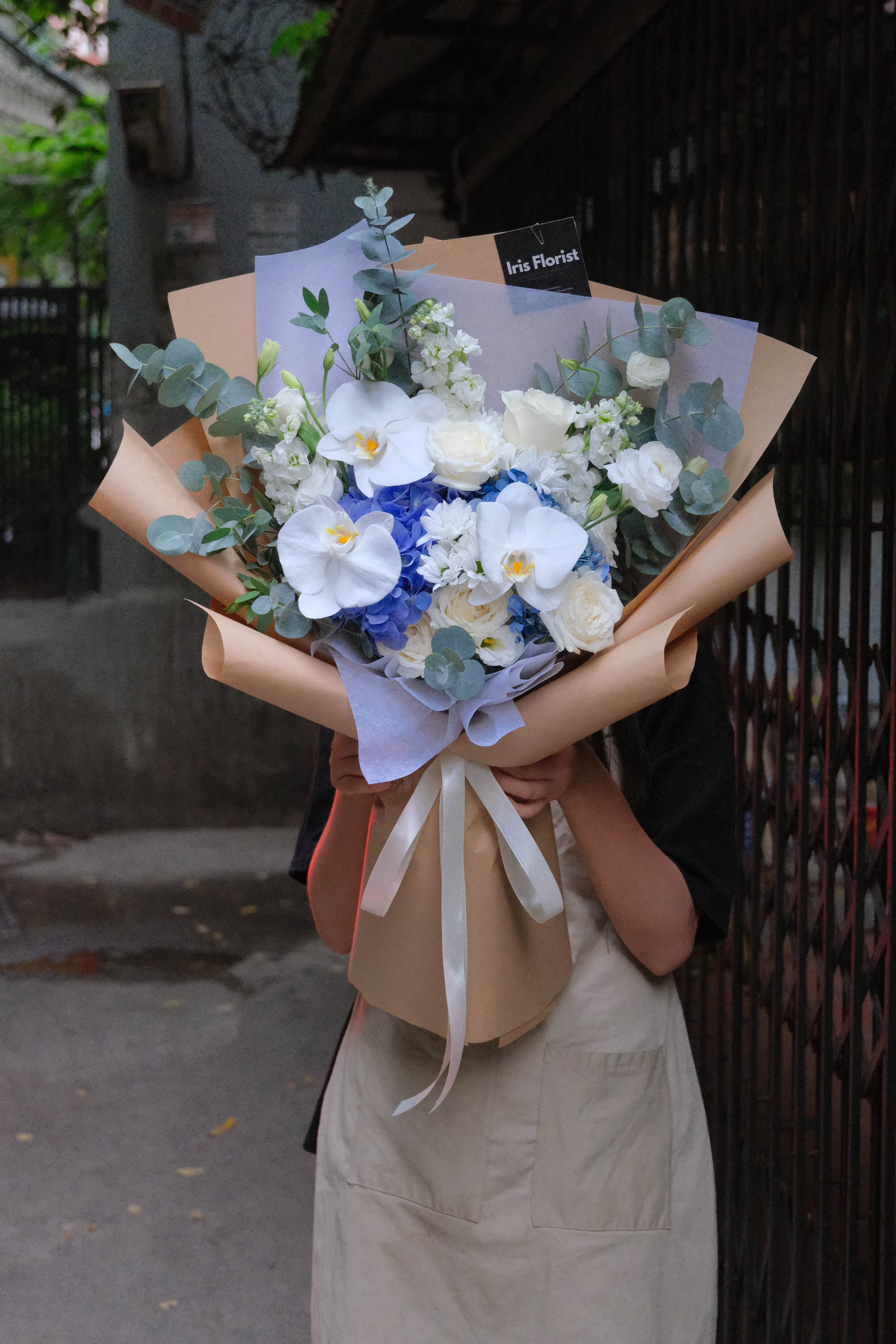 Bó tú cầu xanh blue mix lan hồ điệp