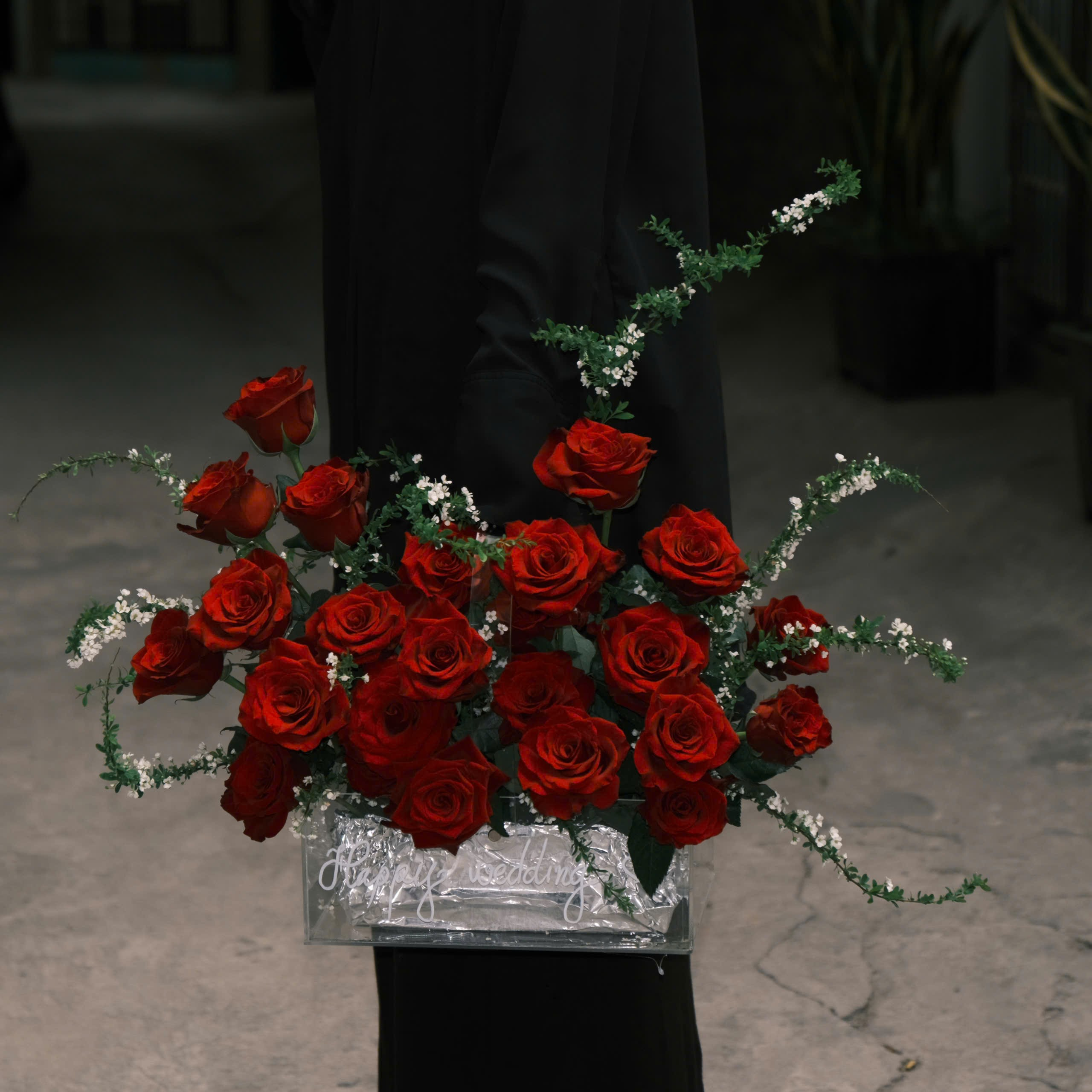 Giỏ hoa mica - Hồng đỏ mix tuyết mai