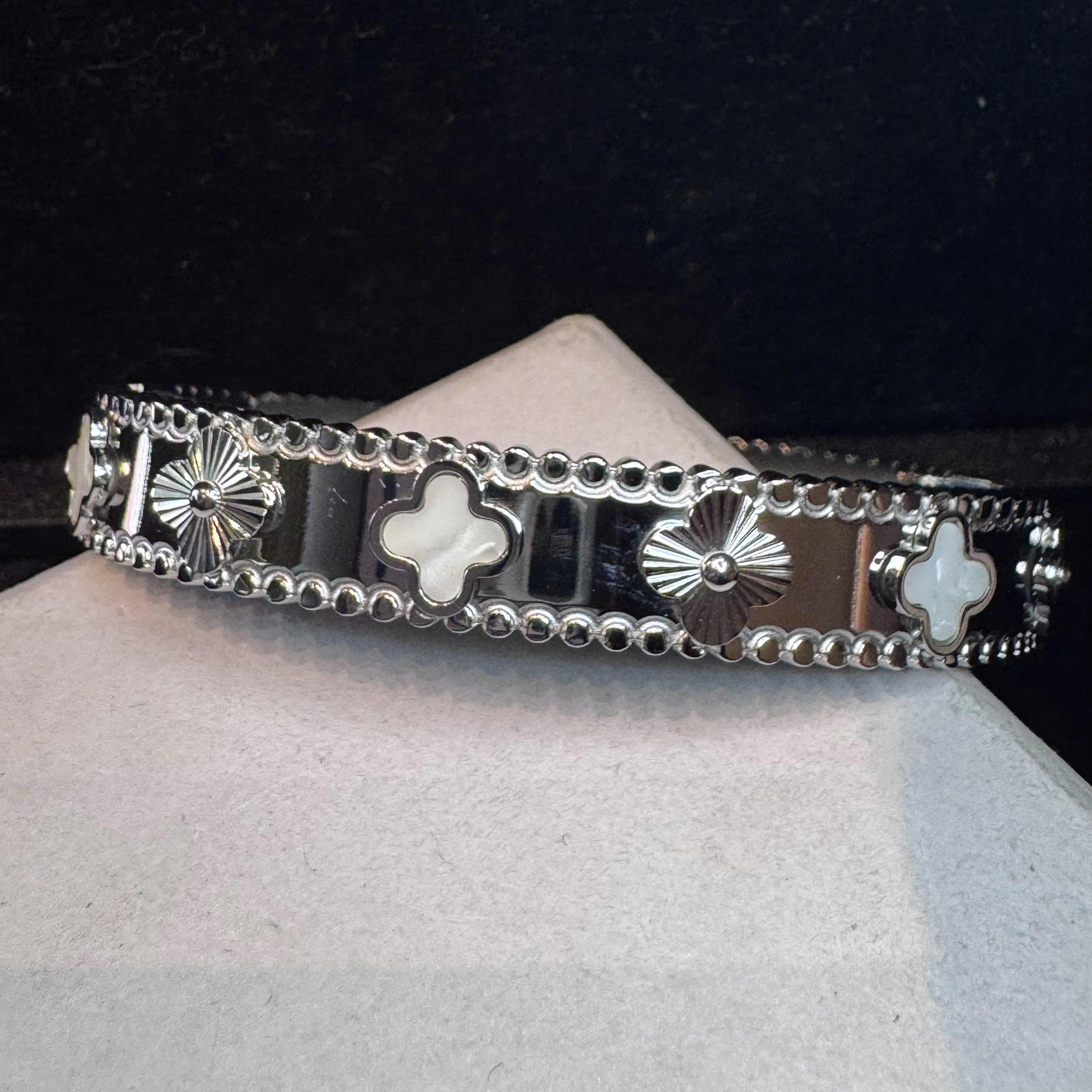 vòng tay titan cuff vca trơn trắng