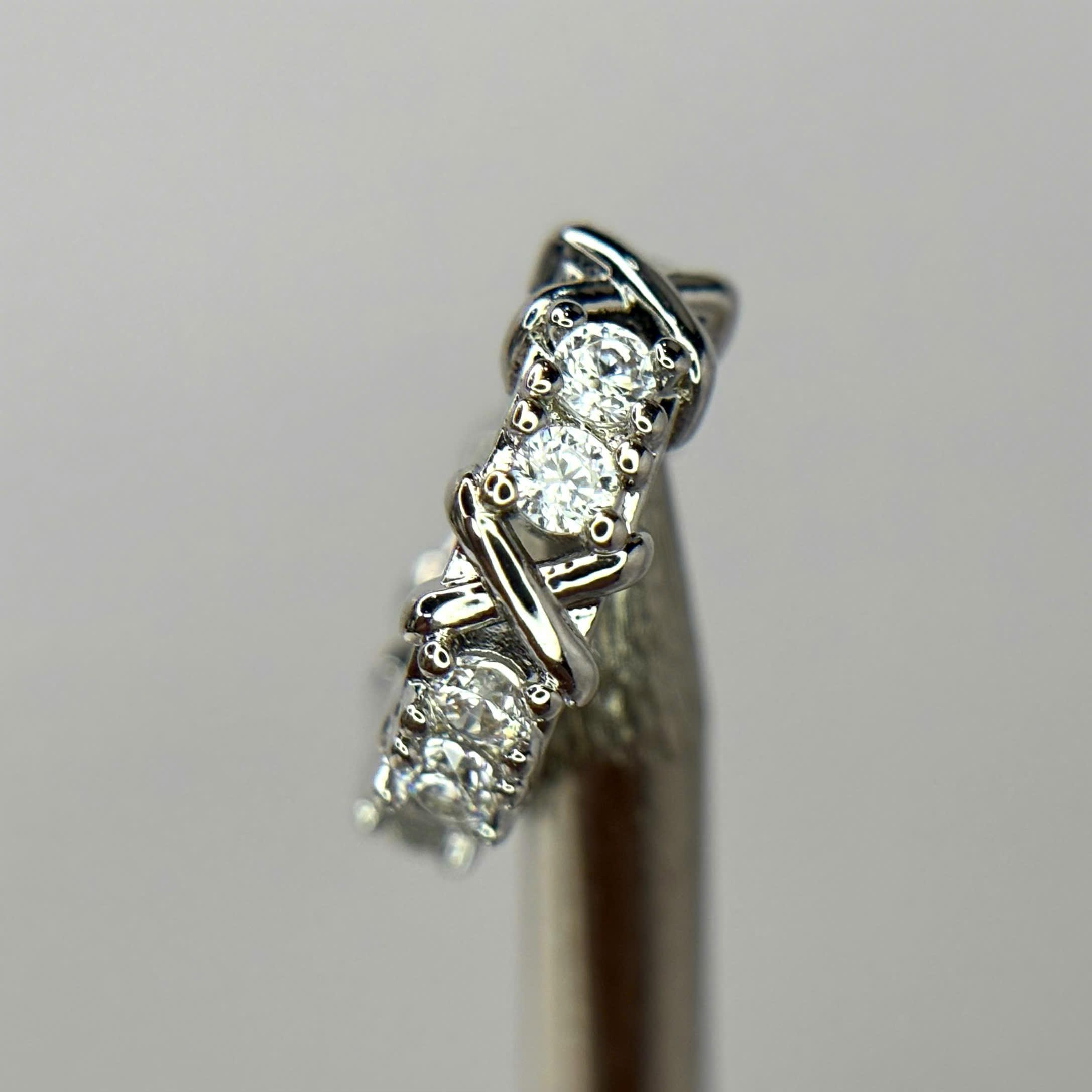 Khuyên vòng kiểu chữ X đá trắng 8mm