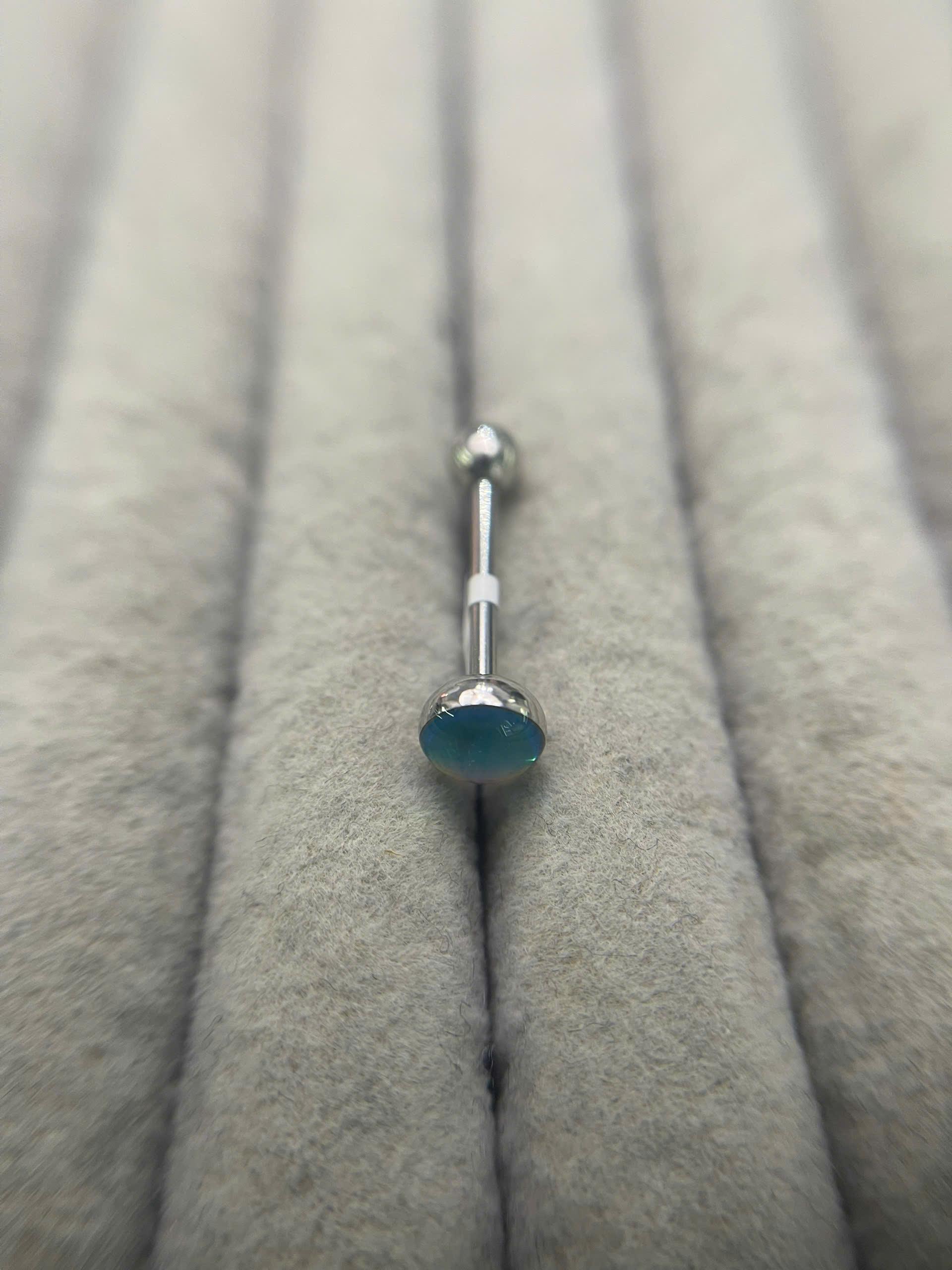 Lưỡi đá loang màu xanh ánh tím.