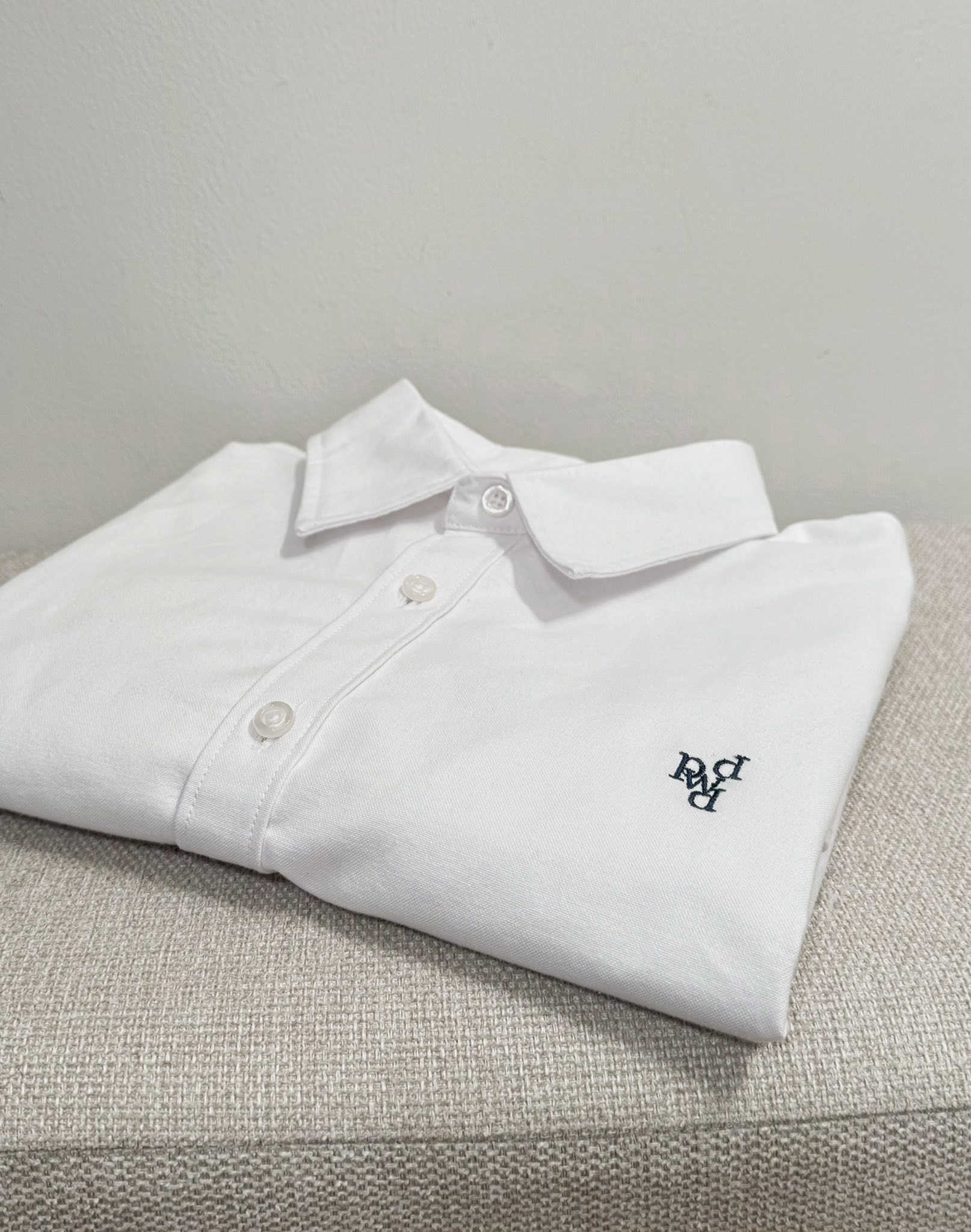 E183 SƠ MI TRẮNG THÊU CHỮ DEPOUND_thumbnail_5