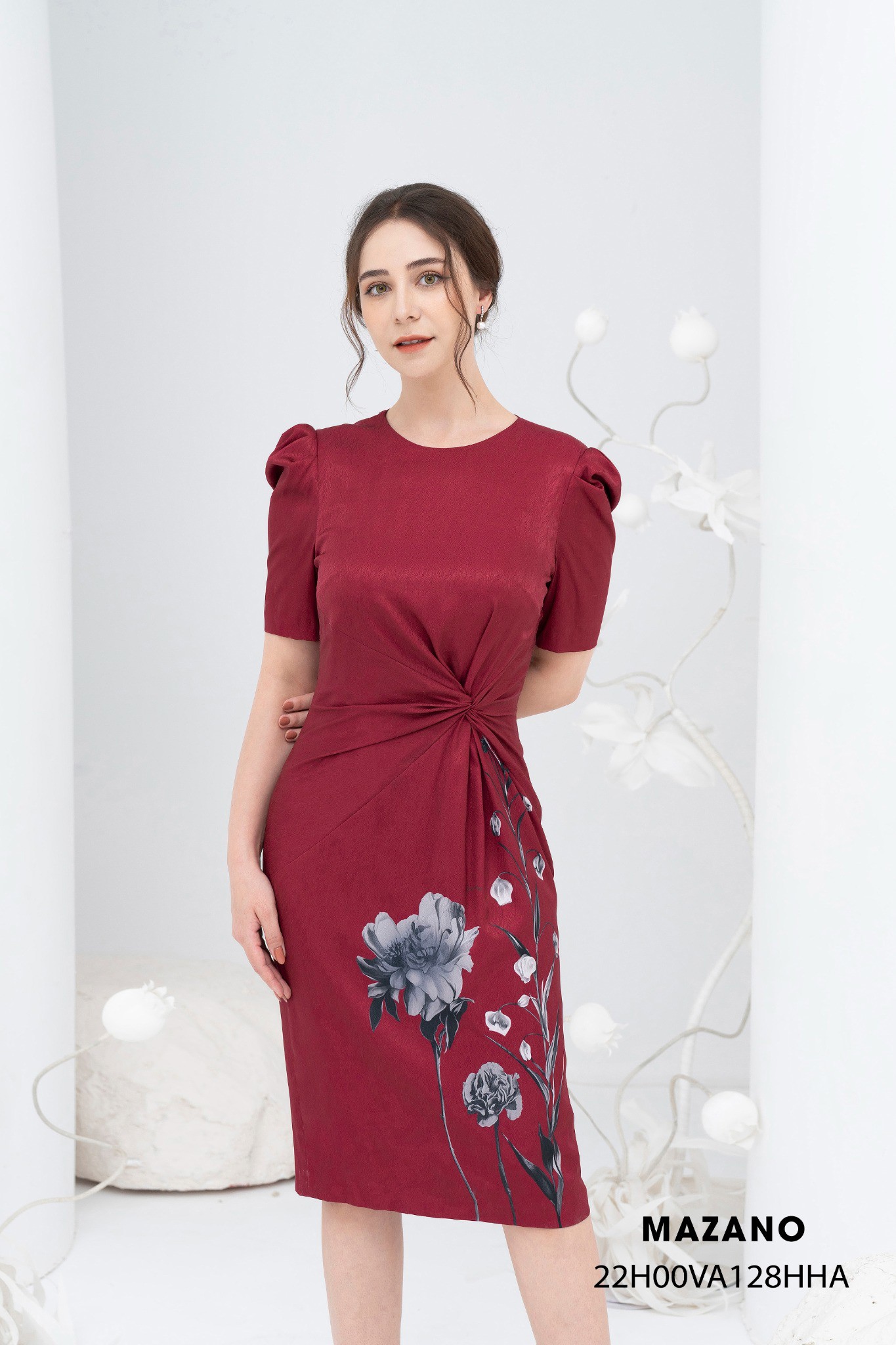 Đầm lụa đỏ xoắn eo họa tiết hoa trắng to_thumbnail_2