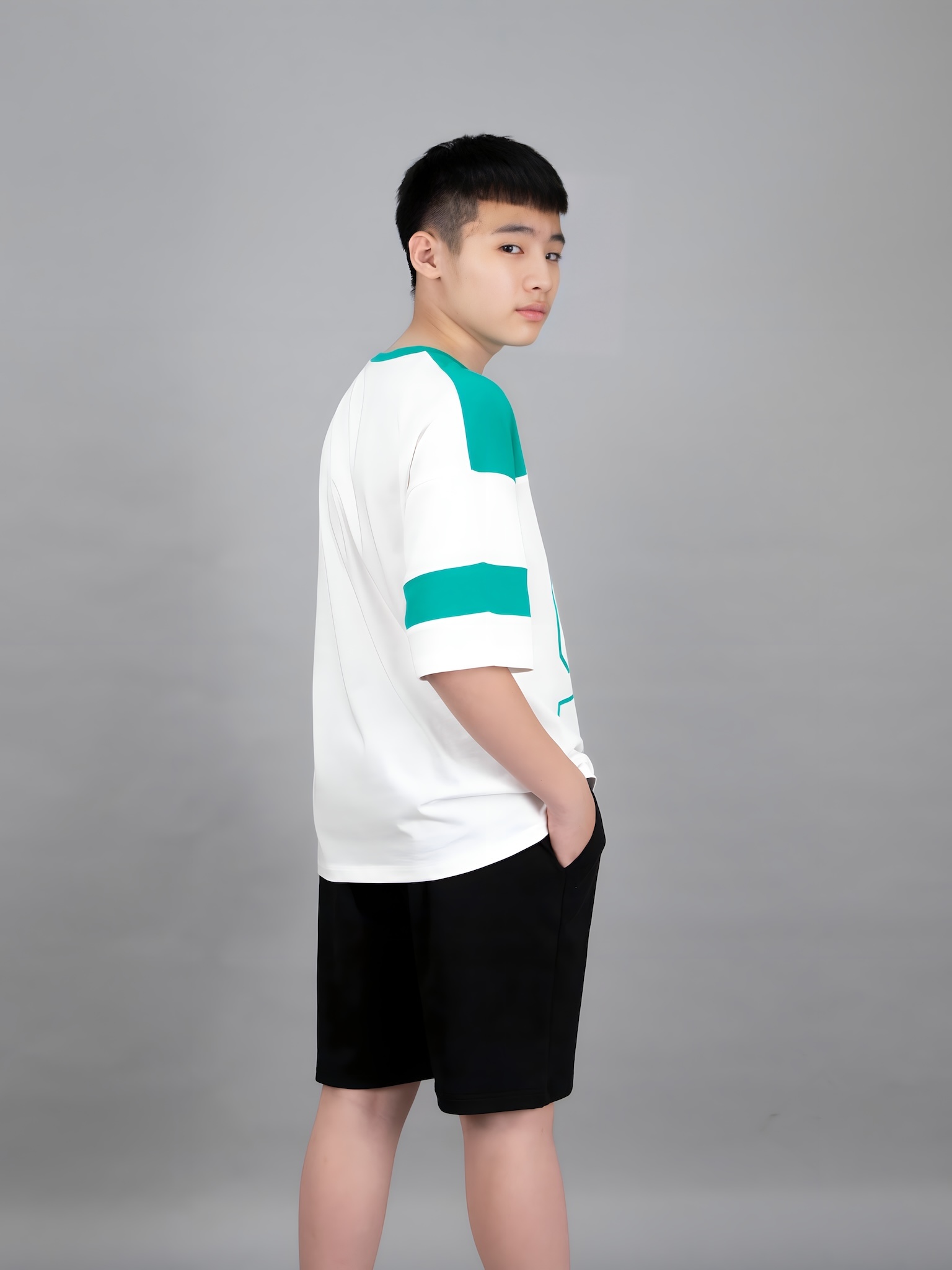 Áo phông dáng rộng trắng phối xanh lá số 92_thumbnail_2