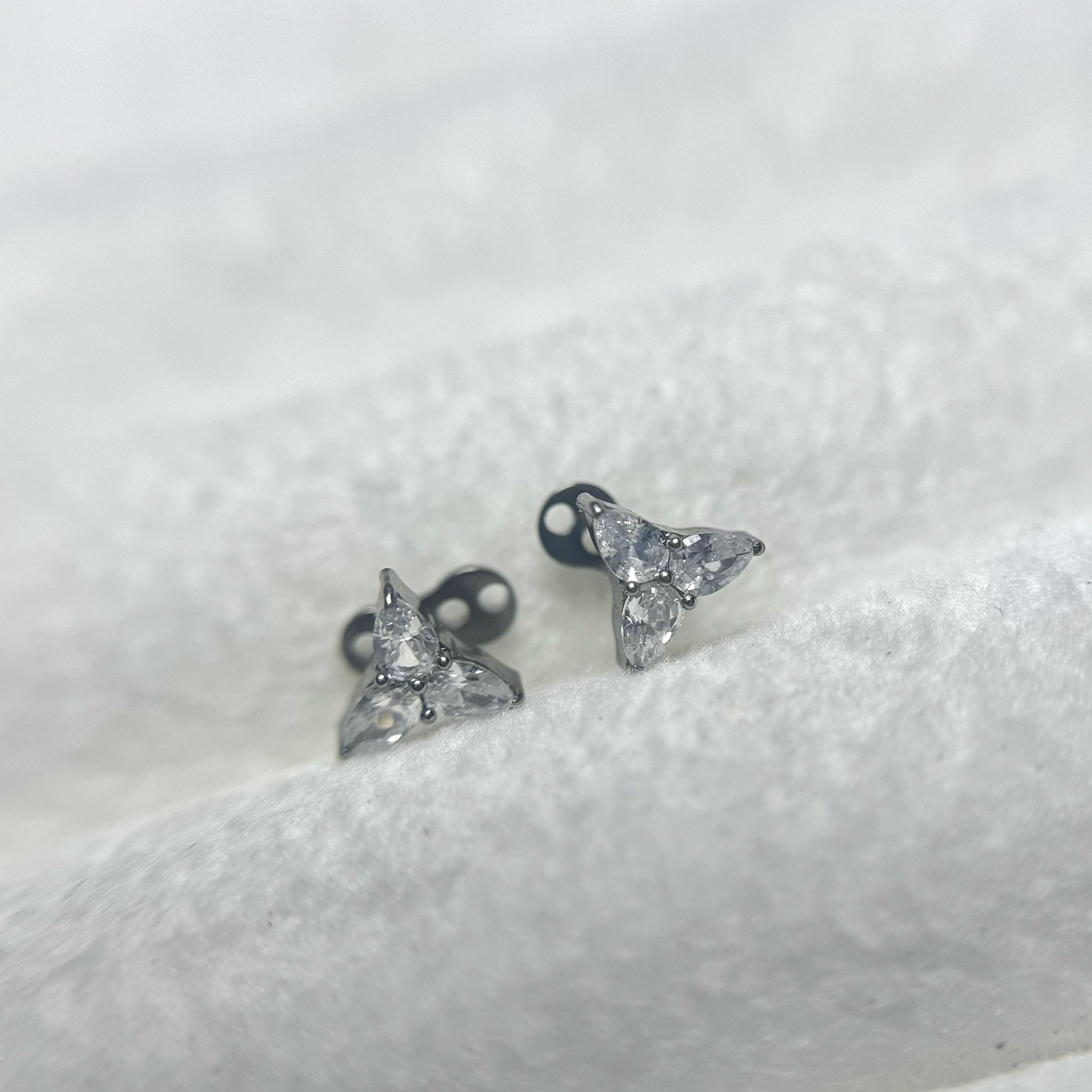 Khuyên cấy titan tam giác đá trắng