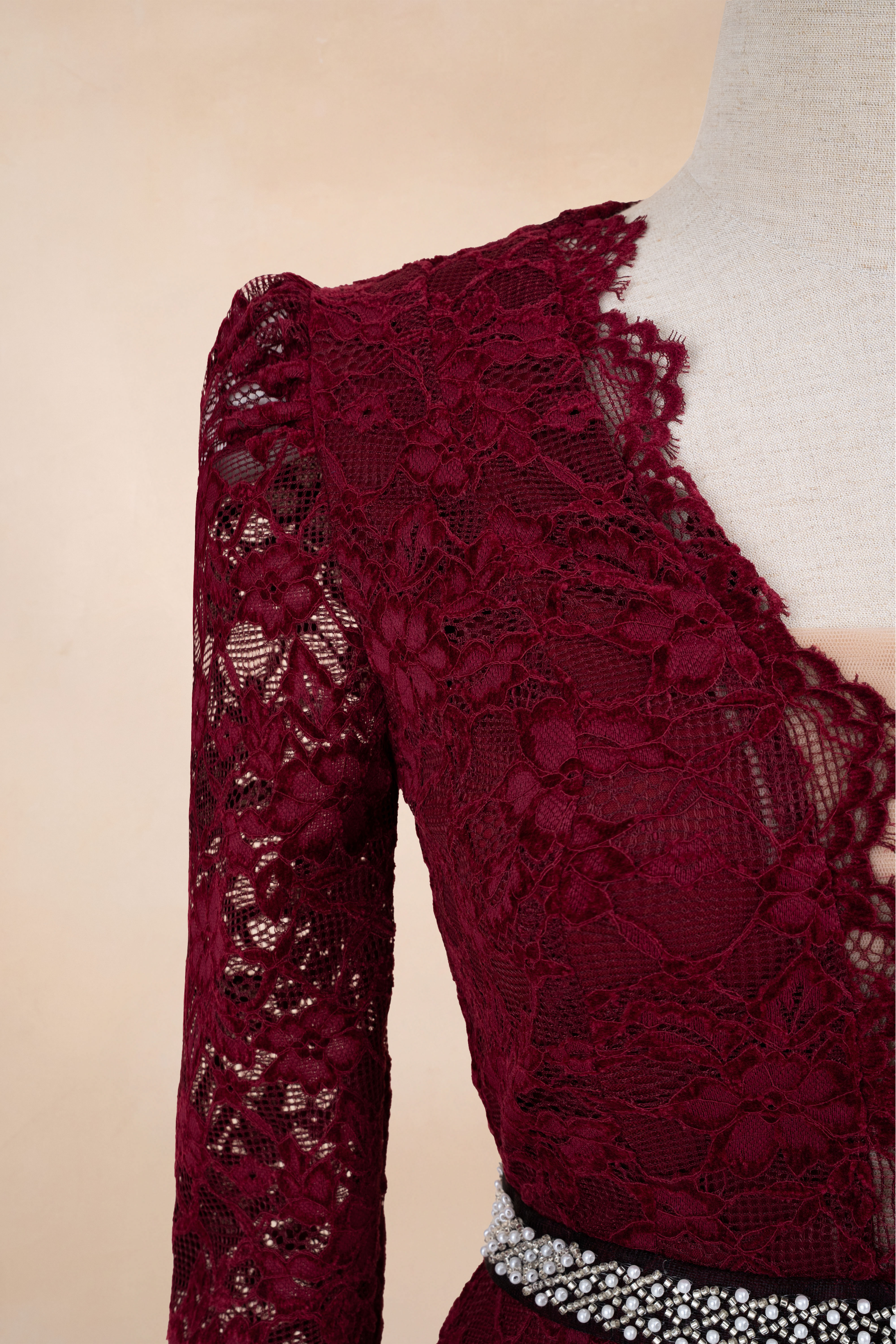 Đầm Bút Chì Ren Đai Cườm Cổ V_thumbnail_2