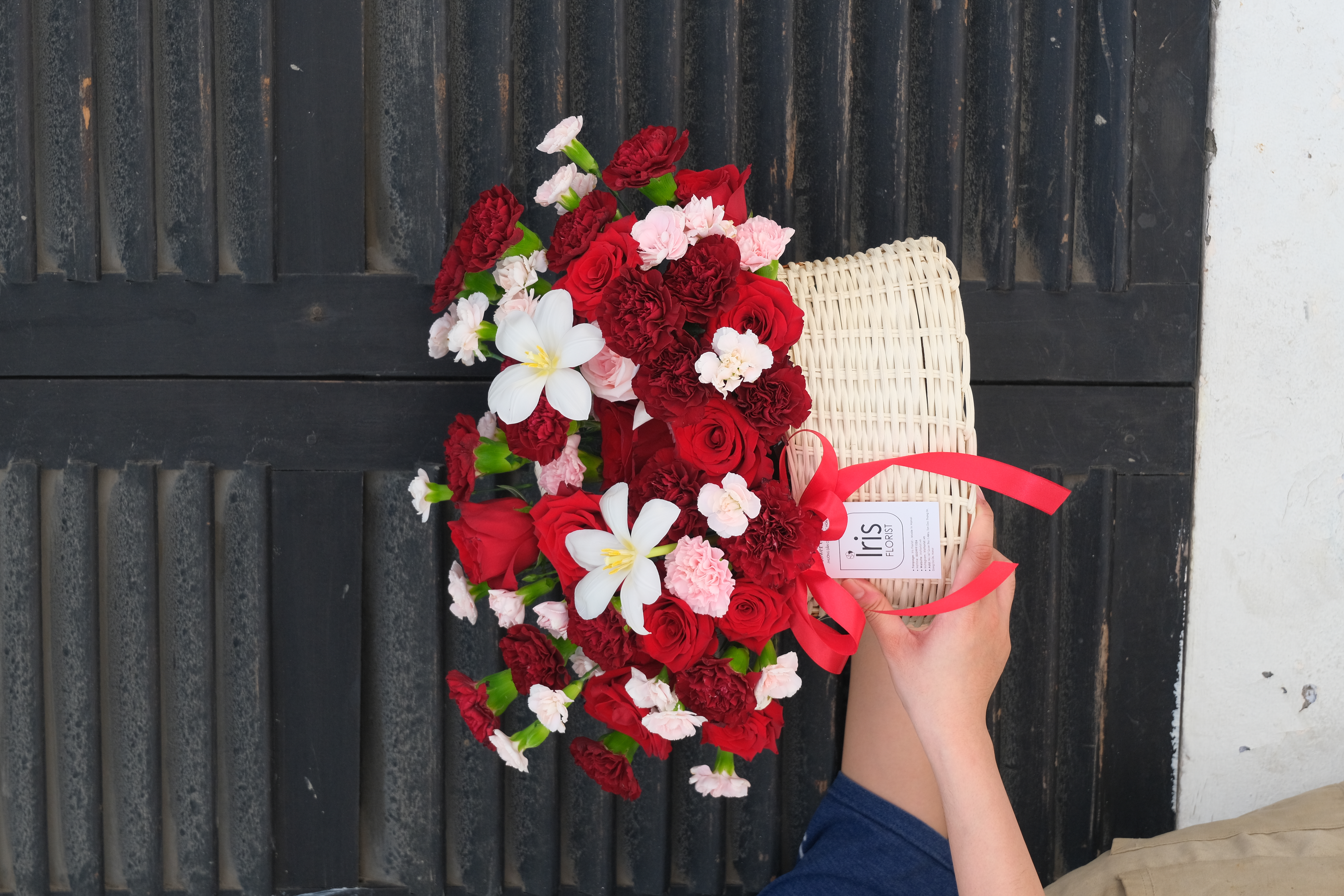 Giỏ hoa tone đỏ mix Tulip