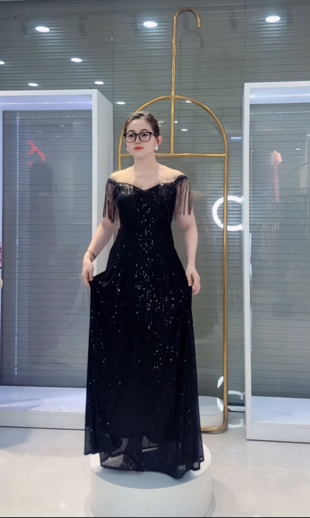 Đầm dạ hội dự tiệc kim sa phối tua rua cổ cao cấp_thumbnail_1