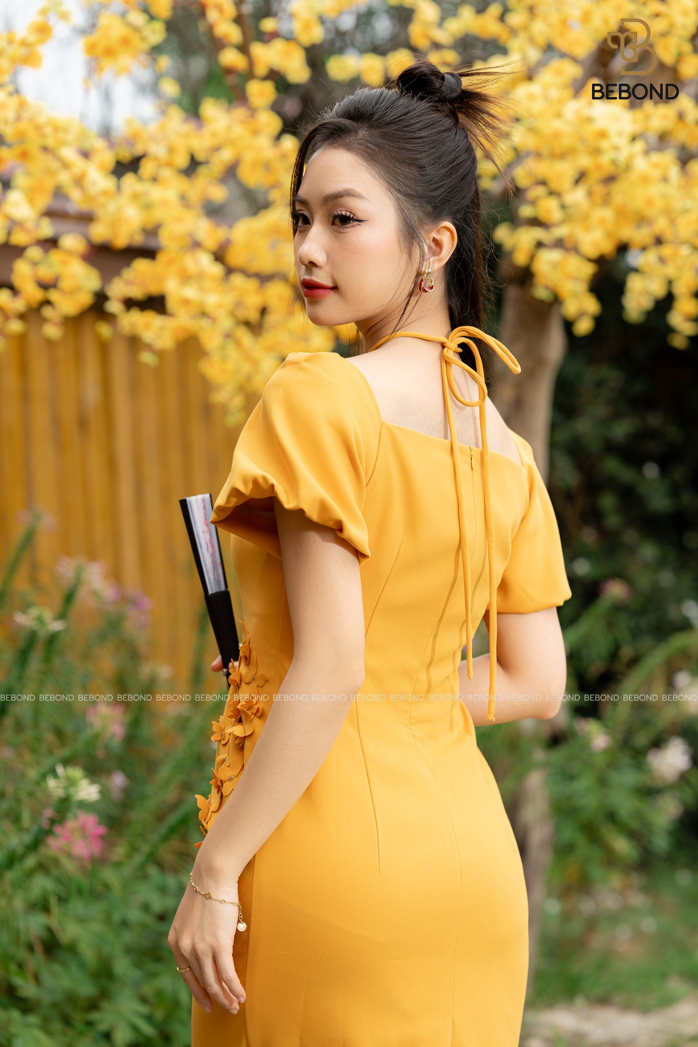 Đầm cổ yếm vàng Sandy