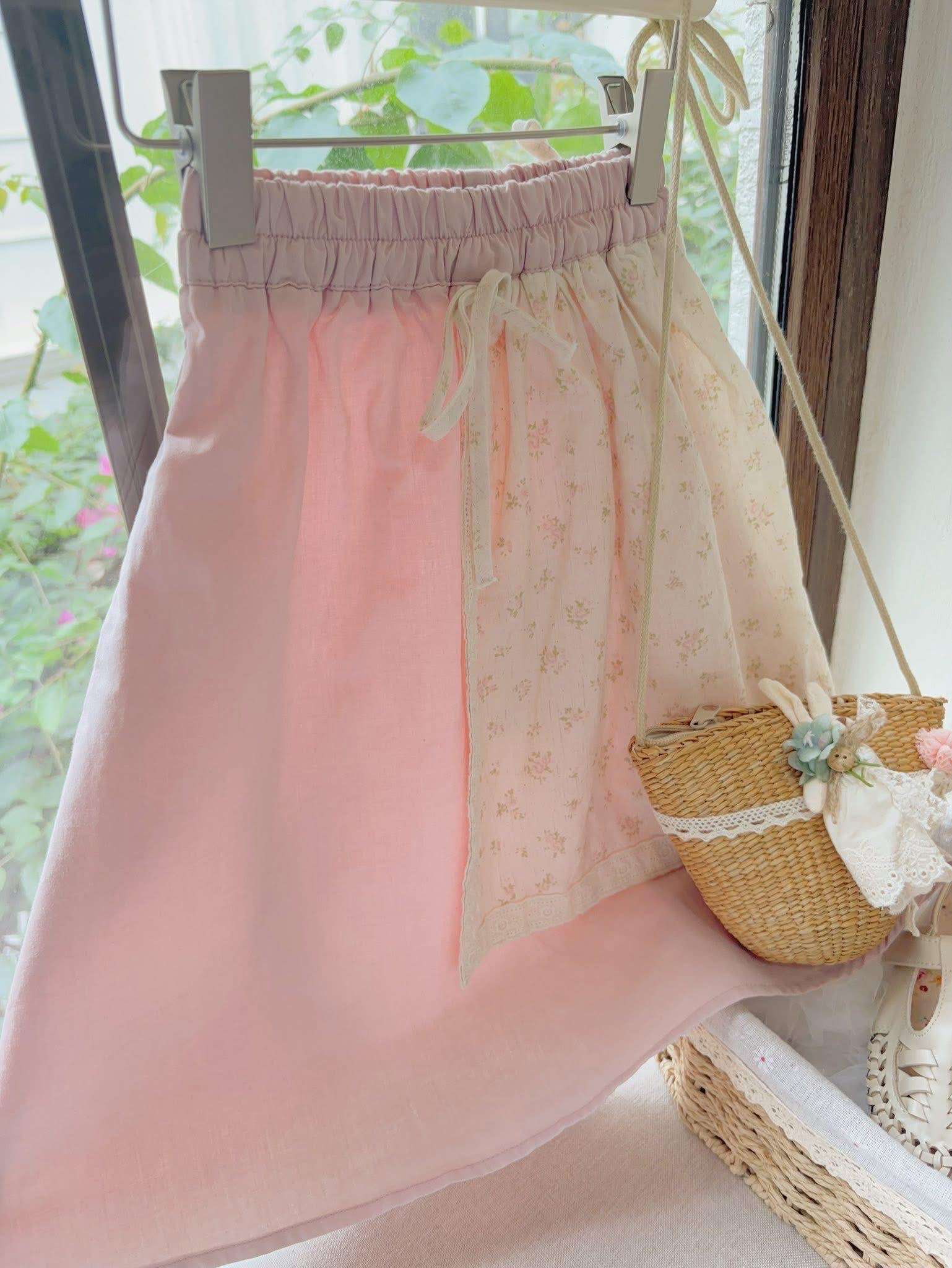 (E125) Chân váy thô hồng yếm hoa nhí dáng dài hãng Opao