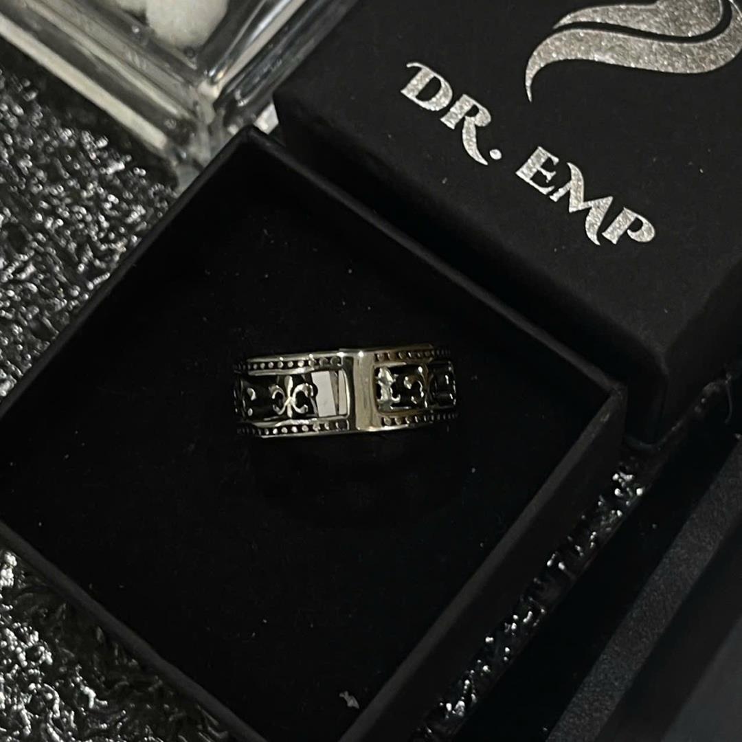nhẫn kiểu chrome heart titan dập nổi rỗng size 10.