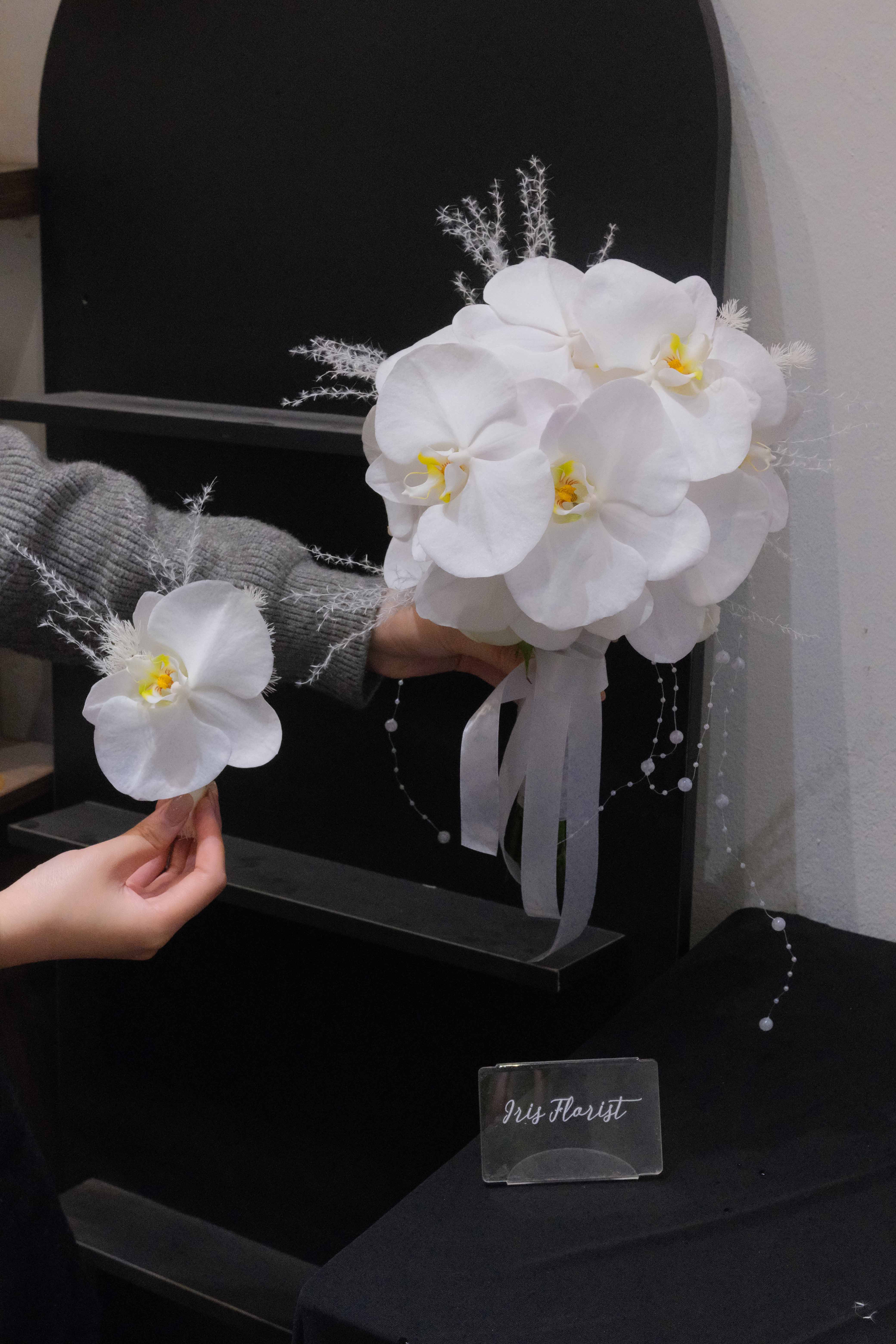 Bó hoa cưới Lan Hồ Điệp Trắng dáng tròn