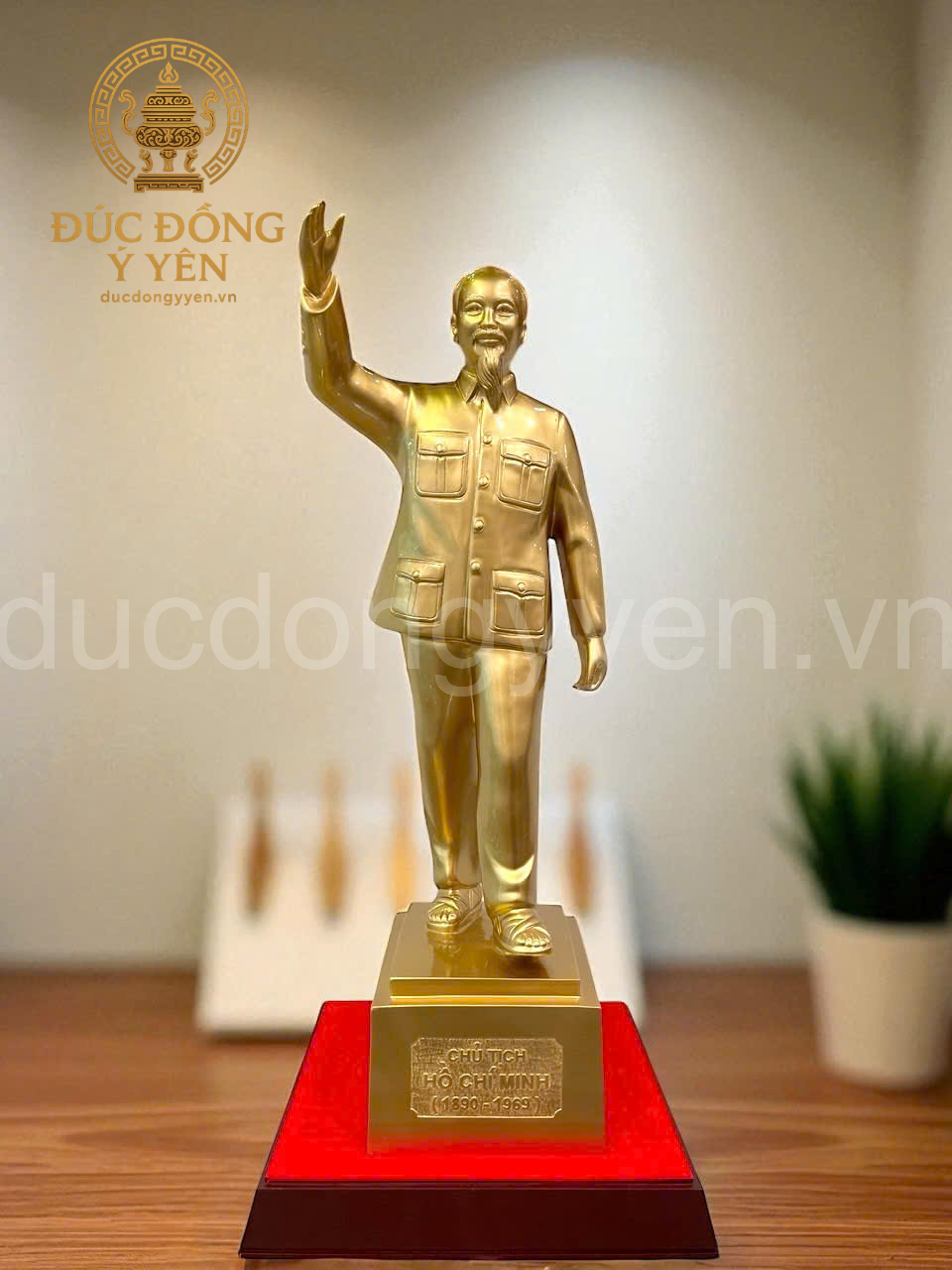 Tượng Bác Hồ bằng đồng đỏ 