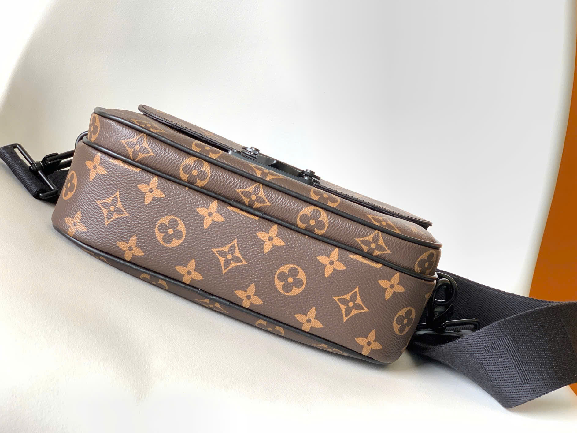 Túi đeo chéo nam Louis Vuitton S Lock Messenger Bag hoa nâu_thumbnail_2