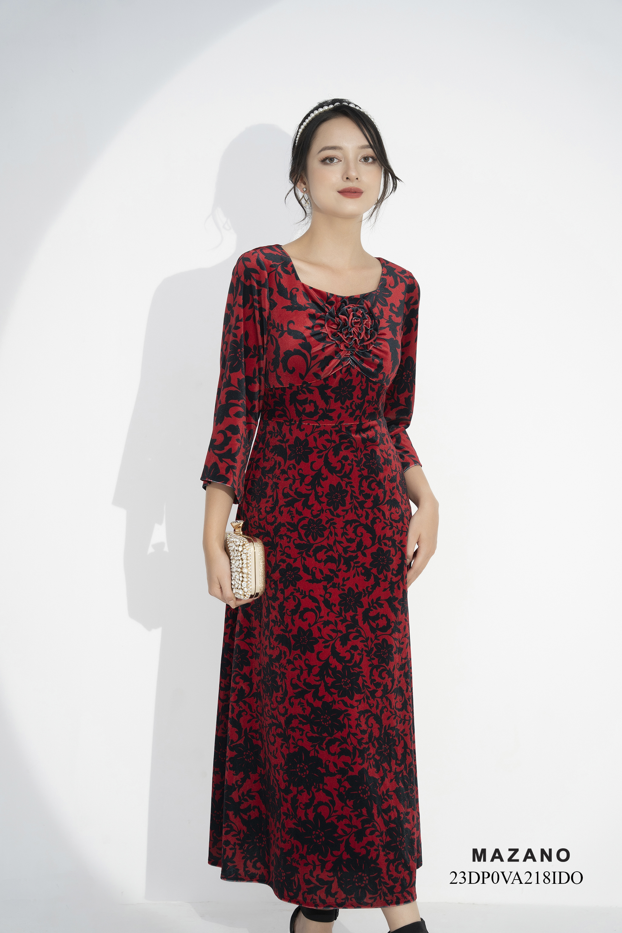 Đầm nhung đỏ hoạ tiết cổ trễ xếp ly ngực đính hoa