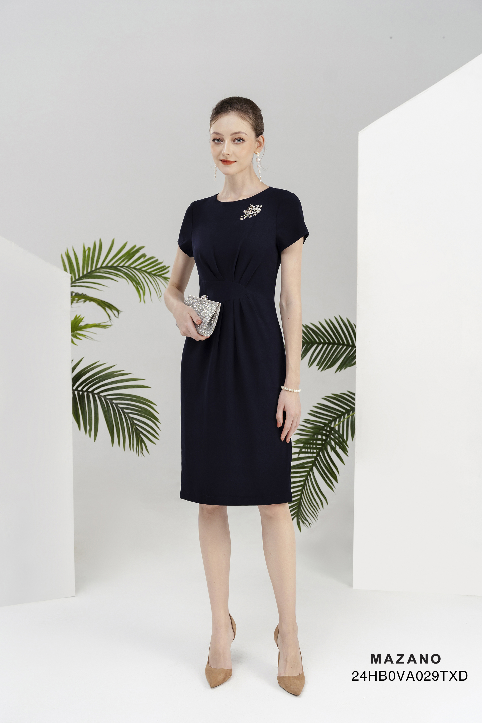 Đầm ôm vừa xếp ly eo đính trang trí