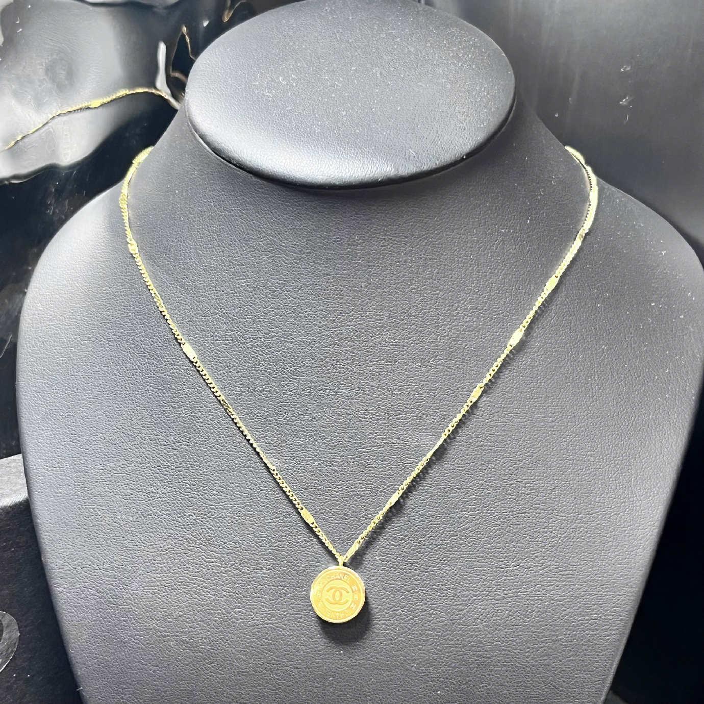 vòng cổ titan vàng charm Chanel tròn_thumbnail_3