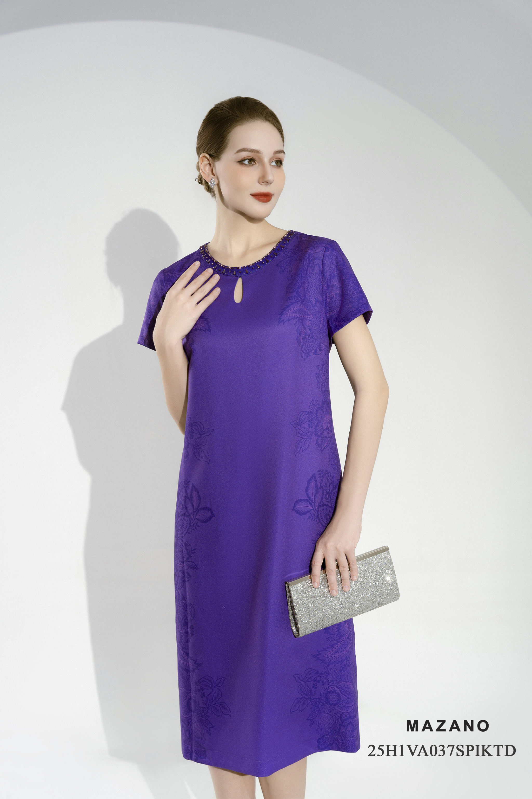 Váy Đầm suông Vải Lụa Hoạ tiết cách điệu Cổ tròn đính đá Tay ngắn Dài qua bắp chân_thumbnail_2