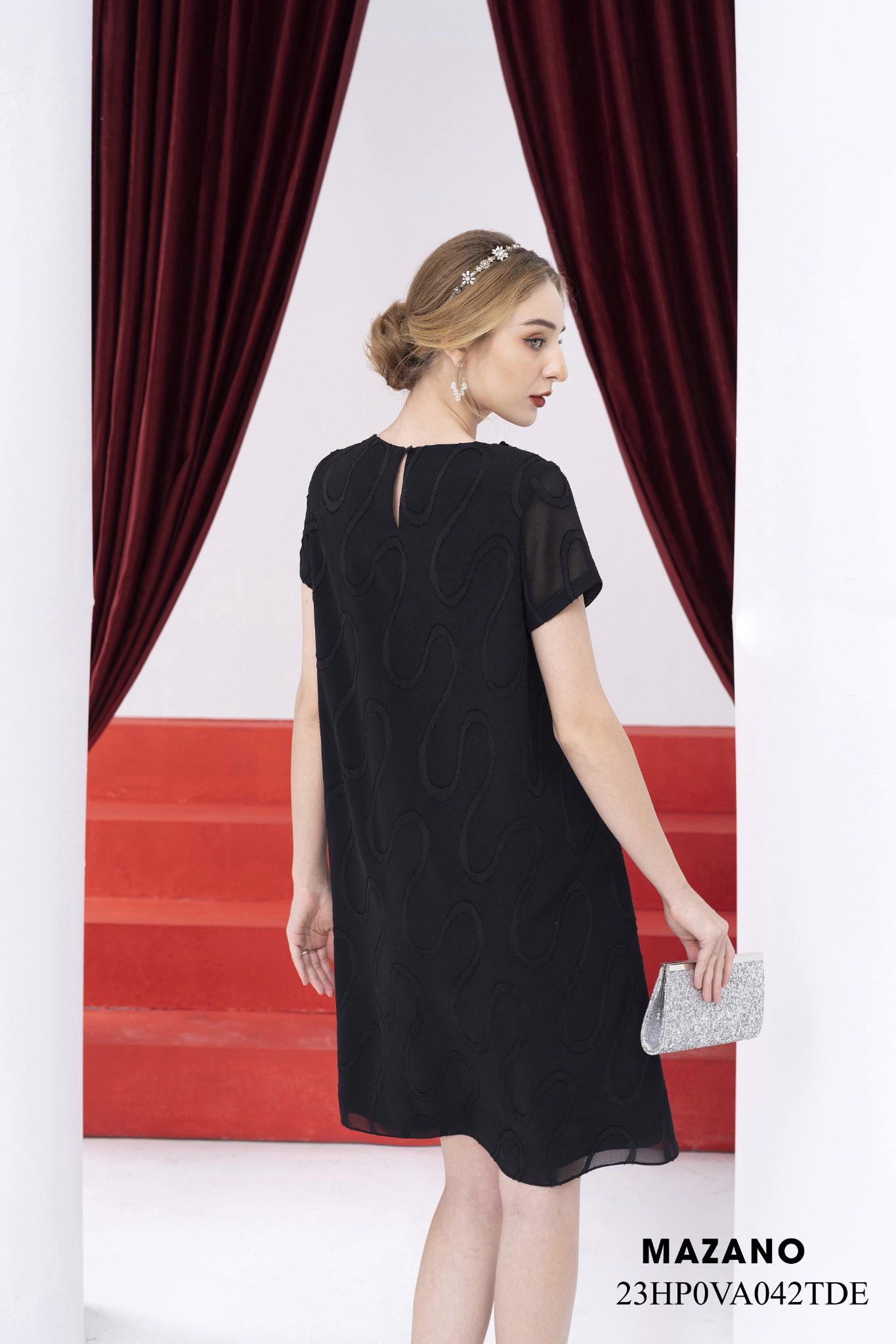 Váy Đầm Suông A Vải sạn mỏng Hoạ tiết dệt 3D cách điệu Cổ tròn đính trang trí Tay ngắn Dài qua gối_thumbnail_2