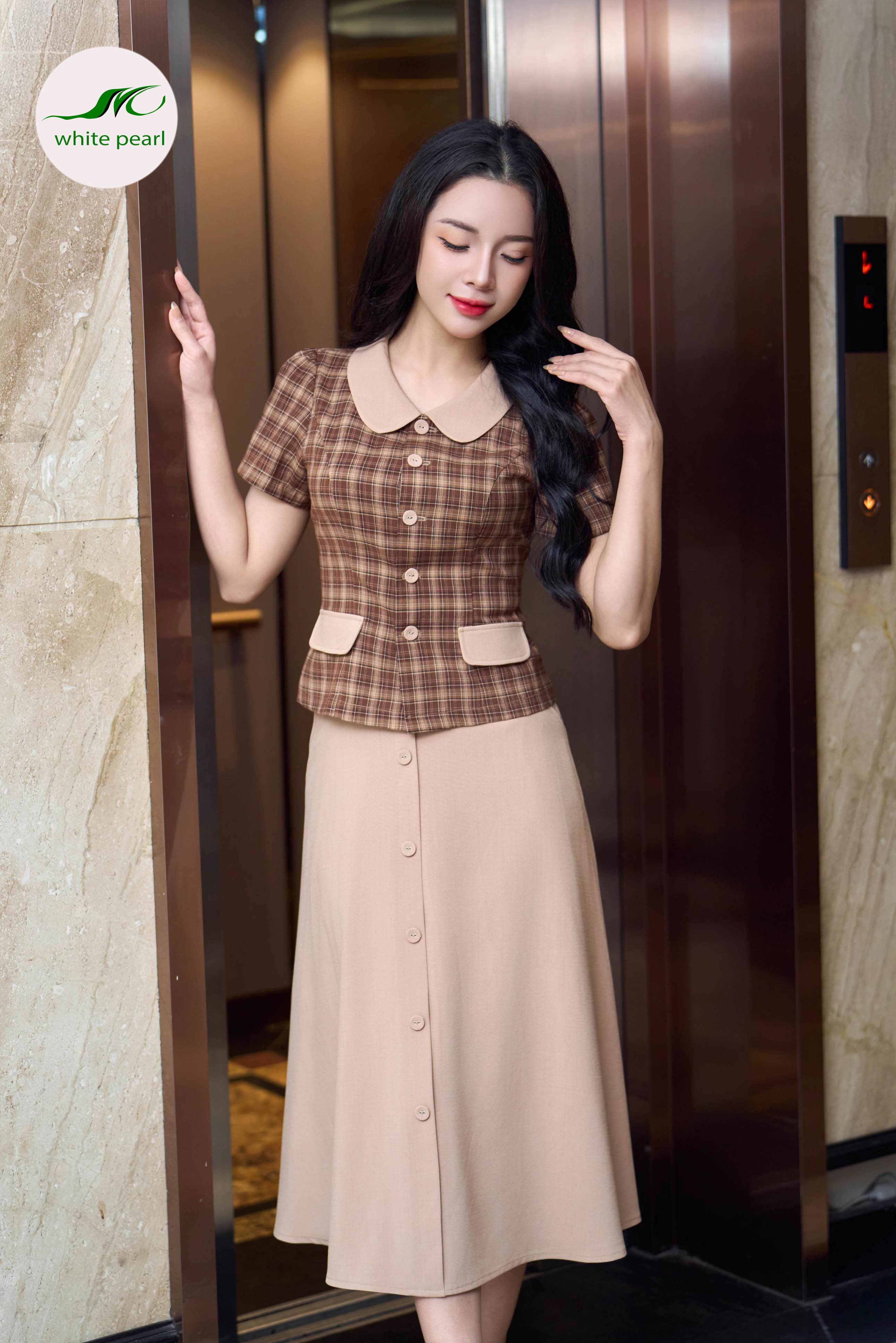Chân váy xoè nẹp cúc thời trang công sở White Pearl