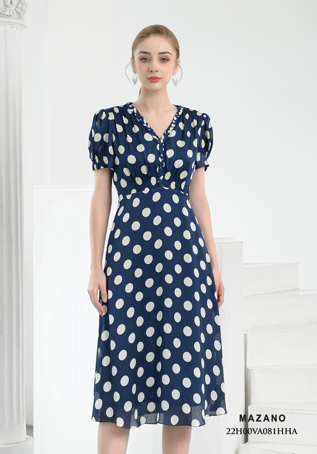 Đầm xanh chấm bi trắng tết dây cổ