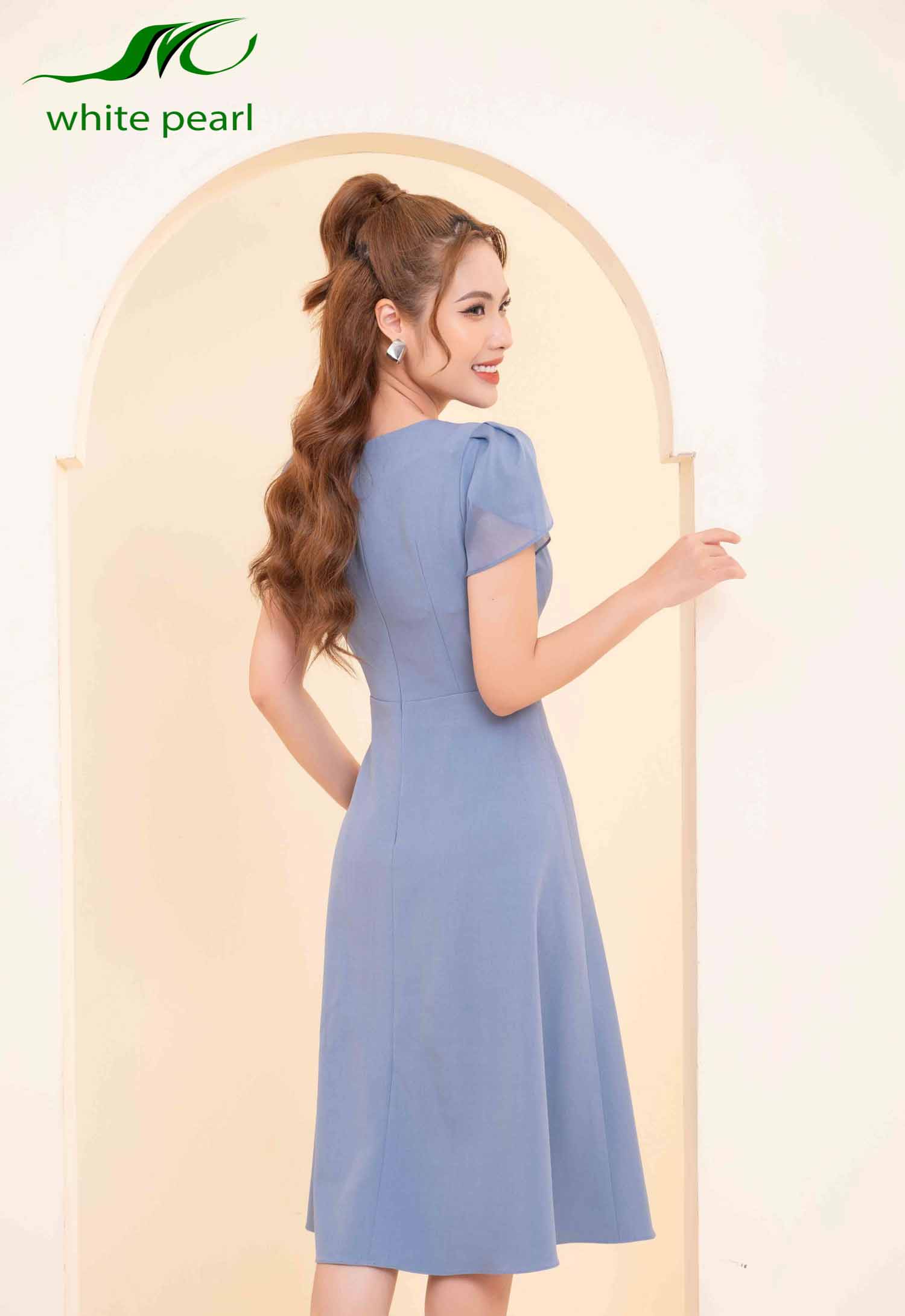 Váy công sở cổ xéo đính ngọc D23-026 Thời trang công sở White Pearl_thumbnail_5