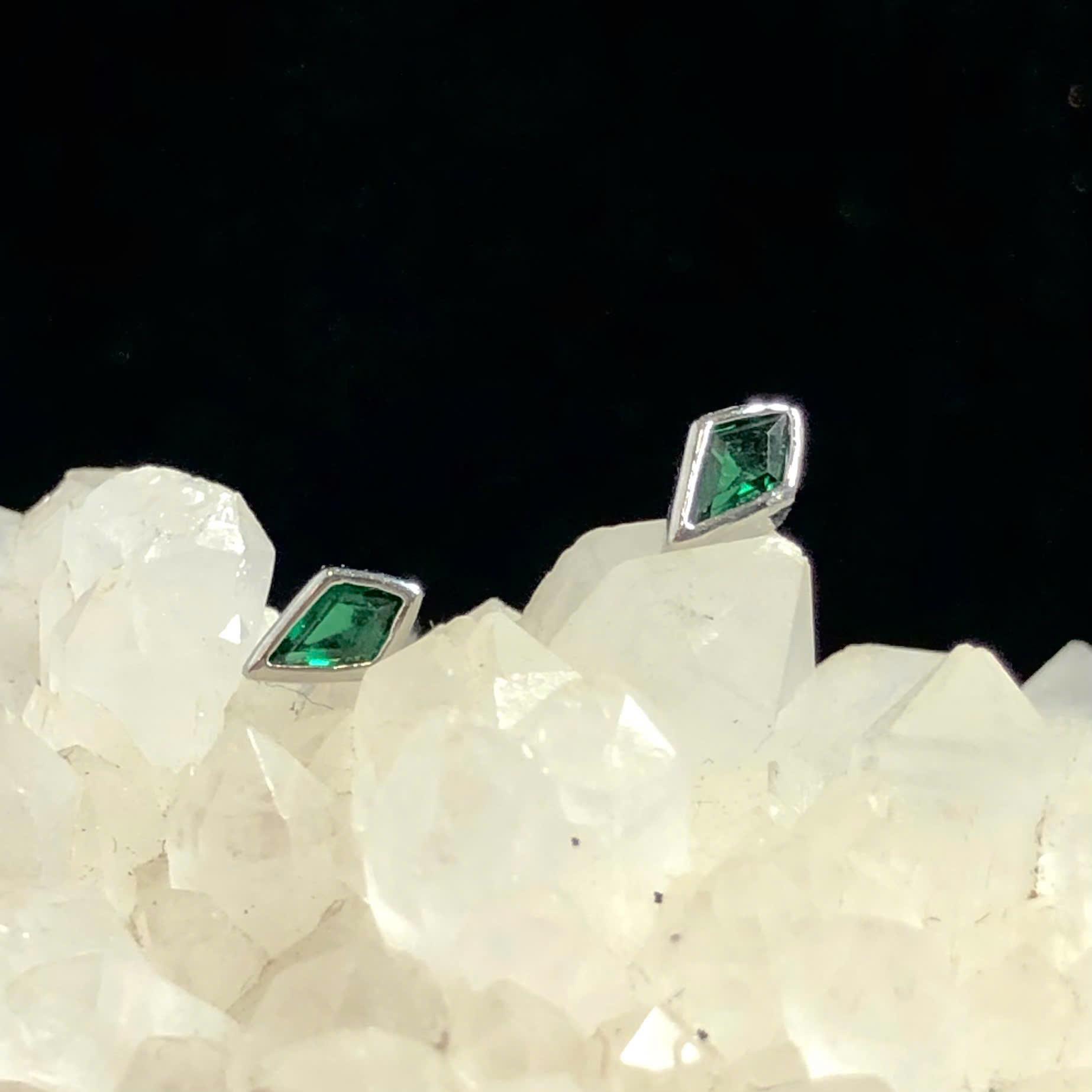 Khuyên kiểu đá xanh viền dẹt_thumbnail_1